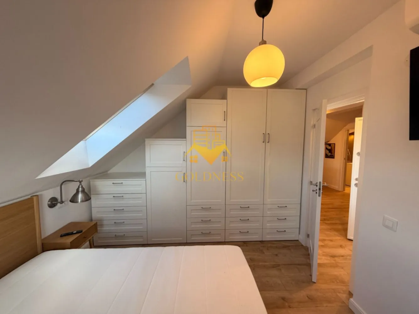 2 camere, modern, bloc nou, Ultracentral Zona Clinicilor, Motilor, UMF - GOLDNESS Imobiliare vă propune spre închiriere un apartament cu 2 camere complet mobilat și utilat, la etajul 4 într-un imobil de 4 etaje, în Zona Ultra Centrala. Se află în apropierea stațiilor de transport în comun, magazine, restaurante, spații verzi, farmacii, etc. Apartamentul este compartimentat astfel: - dormitor cu pat matrimonial, dressing, noptiere - living cu bucatarie open space complet utilată și mobilată, canapea extensibilă, loc de servit masa - baie cu cabina de dus, calorifer port prosop și dulap pentru depozitare. Imobilul este dotat cu toate cele necesare- centrală proprie, frigider, aragaz, hotă, mașină de spălat haine, etc. Dacă sunteți interesați de acest apartament și doriți să îl vizionați, dar și pentru alte oferte nu ezitați să ne contactați telefonic sau prin e-mail. Vă stăm la dispoziție! Pentru intermediere se percepe un comision de 50% din prețul chiriei! }}