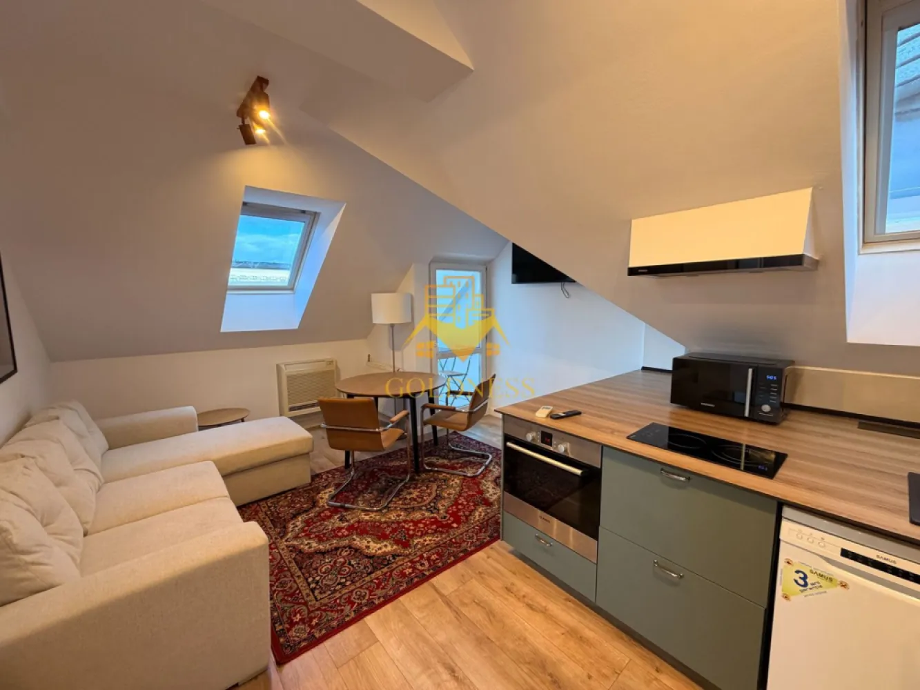 2 camere, modern, bloc nou, Ultracentral Zona Clinicilor, Motilor, UMF - GOLDNESS Imobiliare vă propune spre închiriere un apartament cu 2 camere complet mobilat și utilat, la etajul 4 într-un imobil de 4 etaje, în Zona Ultra Centrala. Se află în apropierea stațiilor de transport în comun, magazine, restaurante, spații verzi, farmacii, etc. Apartamentul este compartimentat astfel: - dormitor cu pat matrimonial, dressing, noptiere - living cu bucatarie open space complet utilată și mobilată, canapea extensibilă, loc de servit masa - baie cu cabina de dus, calorifer port prosop și dulap pentru depozitare. Imobilul este dotat cu toate cele necesare- centrală proprie, frigider, aragaz, hotă, mașină de spălat haine, etc. Dacă sunteți interesați de acest apartament și doriți să îl vizionați, dar și pentru alte oferte nu ezitați să ne contactați telefonic sau prin e-mail. Vă stăm la dispoziție! Pentru intermediere se percepe un comision de 50% din prețul chiriei! }}