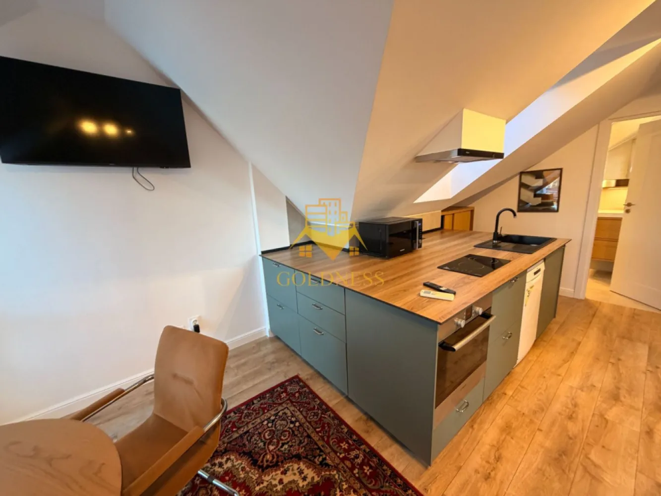 2 camere, modern, bloc nou, Ultracentral Zona Clinicilor, Motilor, UMF - GOLDNESS Imobiliare vă propune spre închiriere un apartament cu 2 camere complet mobilat și utilat, la etajul 4 într-un imobil de 4 etaje, în Zona Ultra Centrala. Se află în apropierea stațiilor de transport în comun, magazine, restaurante, spații verzi, farmacii, etc. Apartamentul este compartimentat astfel: - dormitor cu pat matrimonial, dressing, noptiere - living cu bucatarie open space complet utilată și mobilată, canapea extensibilă, loc de servit masa - baie cu cabina de dus, calorifer port prosop și dulap pentru depozitare. Imobilul este dotat cu toate cele necesare- centrală proprie, frigider, aragaz, hotă, mașină de spălat haine, etc. Dacă sunteți interesați de acest apartament și doriți să îl vizionați, dar și pentru alte oferte nu ezitați să ne contactați telefonic sau prin e-mail. Vă stăm la dispoziție! Pentru intermediere se percepe un comision de 50% din prețul chiriei! }}