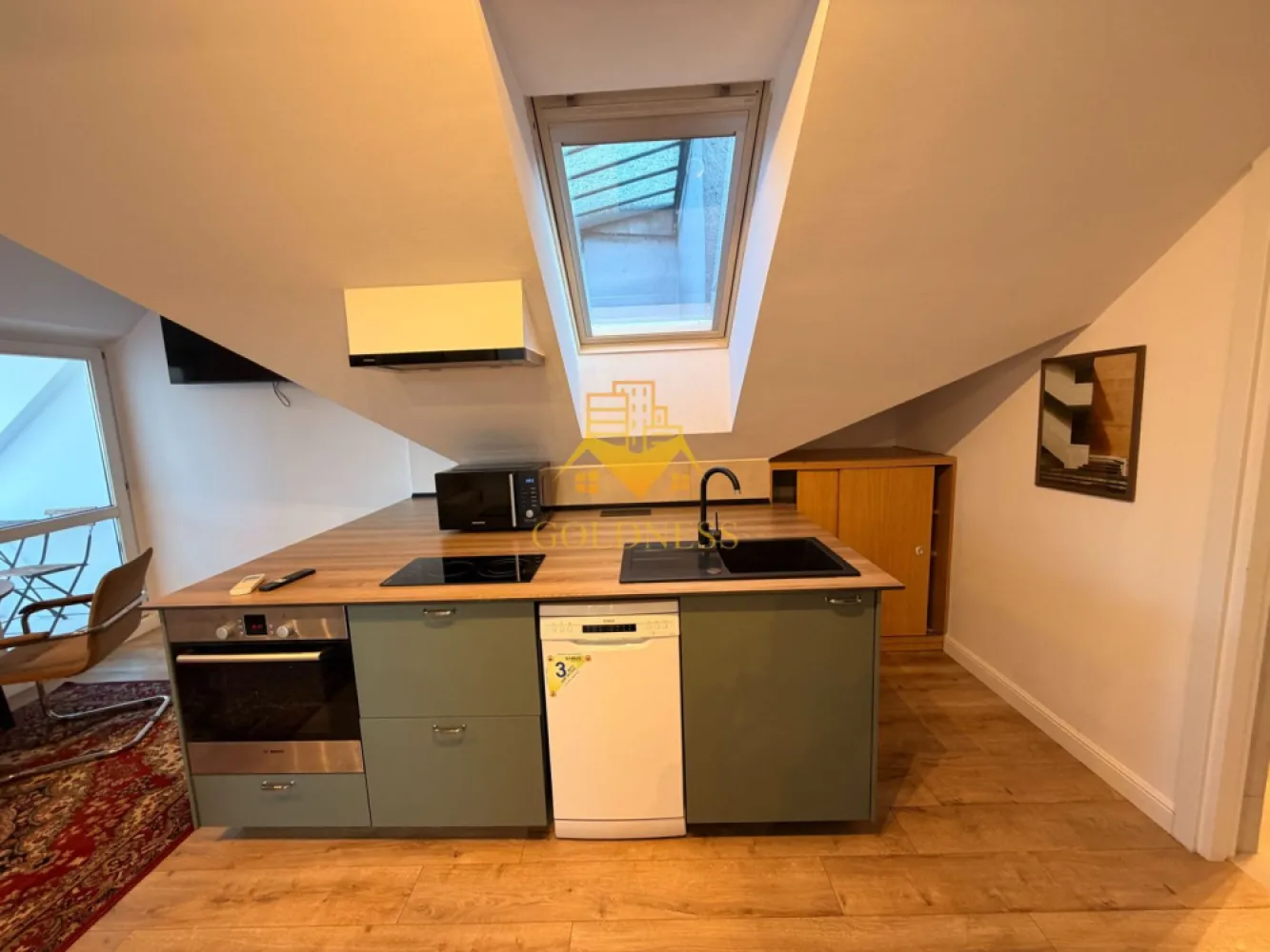 2 camere, modern, bloc nou, Ultracentral Zona Clinicilor, Motilor, UMF - GOLDNESS Imobiliare vă propune spre închiriere un apartament cu 2 camere complet mobilat și utilat, la etajul 4 într-un imobil de 4 etaje, în Zona Ultra Centrala. Se află în apropierea stațiilor de transport în comun, magazine, restaurante, spații verzi, farmacii, etc. Apartamentul este compartimentat astfel: - dormitor cu pat matrimonial, dressing, noptiere - living cu bucatarie open space complet utilată și mobilată, canapea extensibilă, loc de servit masa - baie cu cabina de dus, calorifer port prosop și dulap pentru depozitare. Imobilul este dotat cu toate cele necesare- centrală proprie, frigider, aragaz, hotă, mașină de spălat haine, etc. Dacă sunteți interesați de acest apartament și doriți să îl vizionați, dar și pentru alte oferte nu ezitați să ne contactați telefonic sau prin e-mail. Vă stăm la dispoziție! Pentru intermediere se percepe un comision de 50% din prețul chiriei! }}