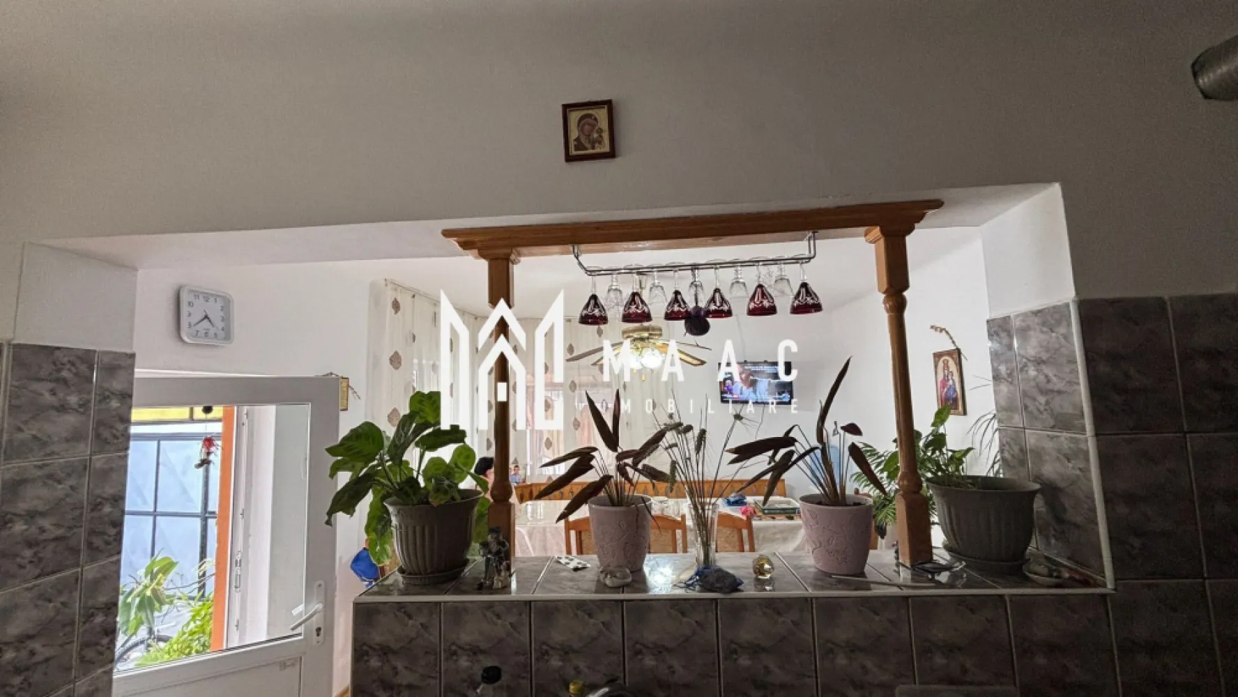 Casa individuala 4 camere I Acces auto I Teren 480mp I Blaj - MAAC IMOBILIARE propune atentiei dumneavoastra o casa solida, singura in curte, cu 4 camere, situata in localitatea Blaj, judetul Alba. Situata in zona Veza, pe un teren de cca 500mp, proprietatea permite accesul auto si are in componenta: casa, magazie, sopron, garaj, pivnita si o gradina pozitionata in spate. Casa, structurata pe un singur nivel, cuprinde: camera de zi cu bucatarie open-space, 3 dormitoare spatioase, 2 holuri, camara, baie cu dus si geam de aerisire, pod. Pivnita are 2 incaperi, perfecte pentru depozitare. Curte libera -cca 270mp. Incalzirea se face cu centrala si calorifere. Casa este solida, din caramida, facuta si intretinuta bine; curtea -in fata este pavata, in spate-spatiu verde. Se vinde mobilata/utilata. Pentru mai multe detalii precizati telefonic ca ati vazut anuntul cu ID: CP2796579 }}