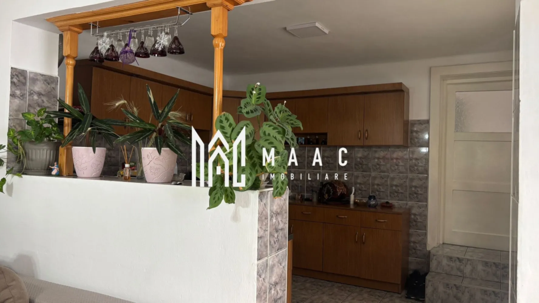 Casa individuala 4 camere I Acces auto I Teren 480mp I Blaj - MAAC IMOBILIARE propune atentiei dumneavoastra o casa solida, singura in curte, cu 4 camere, situata in localitatea Blaj, judetul Alba. Situata in zona Veza, pe un teren de cca 500mp, proprietatea permite accesul auto si are in componenta: casa, magazie, sopron, garaj, pivnita si o gradina pozitionata in spate. Casa, structurata pe un singur nivel, cuprinde: camera de zi cu bucatarie open-space, 3 dormitoare spatioase, 2 holuri, camara, baie cu dus si geam de aerisire, pod. Pivnita are 2 incaperi, perfecte pentru depozitare. Curte libera -cca 270mp. Incalzirea se face cu centrala si calorifere. Casa este solida, din caramida, facuta si intretinuta bine; curtea -in fata este pavata, in spate-spatiu verde. Se vinde mobilata/utilata. Pentru mai multe detalii precizati telefonic ca ati vazut anuntul cu ID: CP2796579 }}