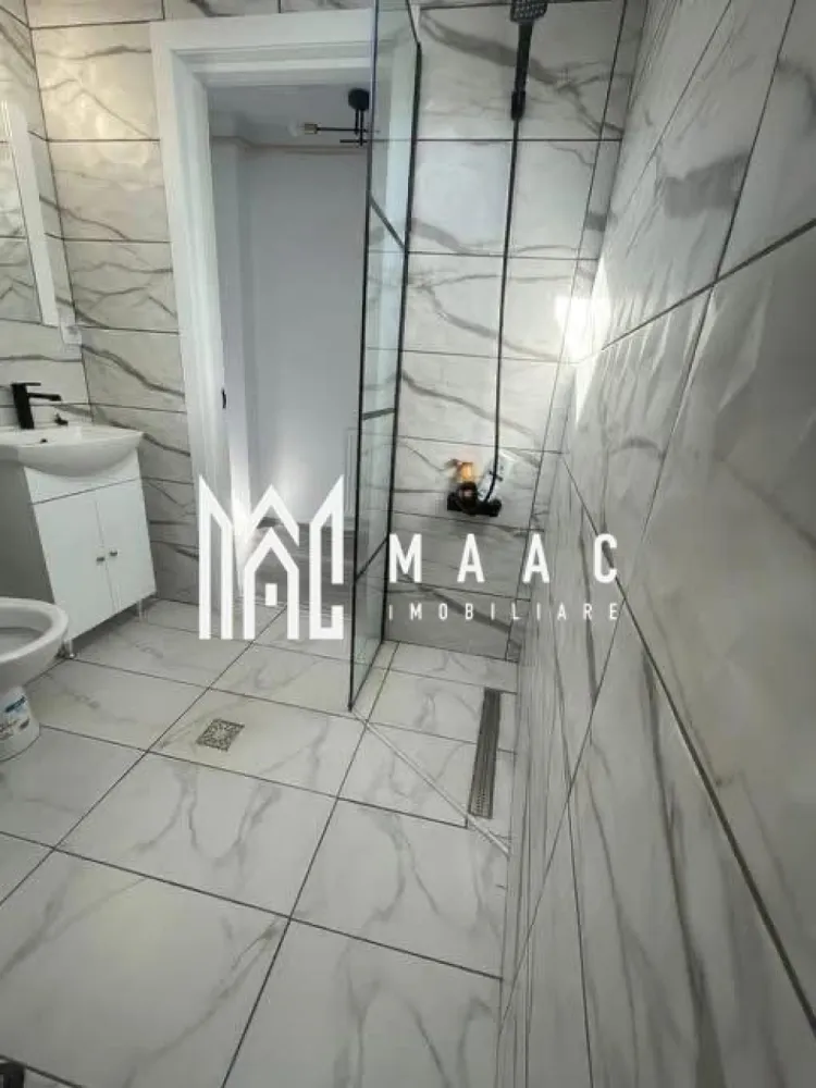 Apartament 1 cameră I 36 mpu I Utiliat I Parcare I Turnișor - MAAC Imobiliare propune spre închiriere un apartament nou, situat la mansarda unui bloc cu 4 etaje din cartierul Turnișor, Sibiu.

Suprafață utilă: 36 mp + spații de depozitare
Compartimentare: cameră de zi, bucătărie închisă, baie cu duș walk‑in
Stare: mobilat și utilat complet

Dotări incluse:
mașină de spălat haine
mașină de spălat vase
plită pe gaz
cuptor electric
frigider
aer condiționat
TV

Apartamentul este situat într-un ansamblu rezidențial nou din Turnișor, într-o zonă ușor accesibilă, aproape de:
transport în comun
magazine
zona industrială de Vest

Condiții de închiriere:
Nu acceptăm fumători
Nu acceptăm animale de companie
închiriere pe termen lung
la semnarea contractului se achită: garanția (echivalentul unei chirii) + chiria lunii în curs

Pentru mai multe detalii, contactați MAAC Imobiliare, menționând ID CP3046631.