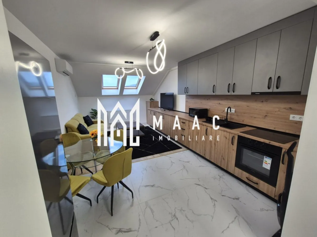 Apartament Nou I 2 Camere I Etaj 5 I Lift I Loc de parcare - MAAC Imobiliare vă propune spre închiriere: Apartament Nou de Lux | 2 Camere | Etaj 5/5 cu Lift | Loc de Parcare Inclus Descoperă confortul și eleganța într-un apartament nou, modern, situat la etajul 5 din 5, într-un imobil dotat cu lift. Locuința este compartimentată inteligent, având 2 camere spațioase și luminoase, finisaje premium și un design rafinat, perfect pentru cei care își doresc un stil de viață modern. Beneficiezi de liniște, intimitate, fiind poziționat la ultimul etaj. În plus, apartamentul dispune de loc de parcare propriu, un avantaj esențial pentru confortul zilnic. Ideal pentru persoane active, cupluri sau cei care apreciază calitatea și confortul unei locuințe premium. Pentru mai multe detalii precizați că ați văzut anunțul cu ID CP3047767