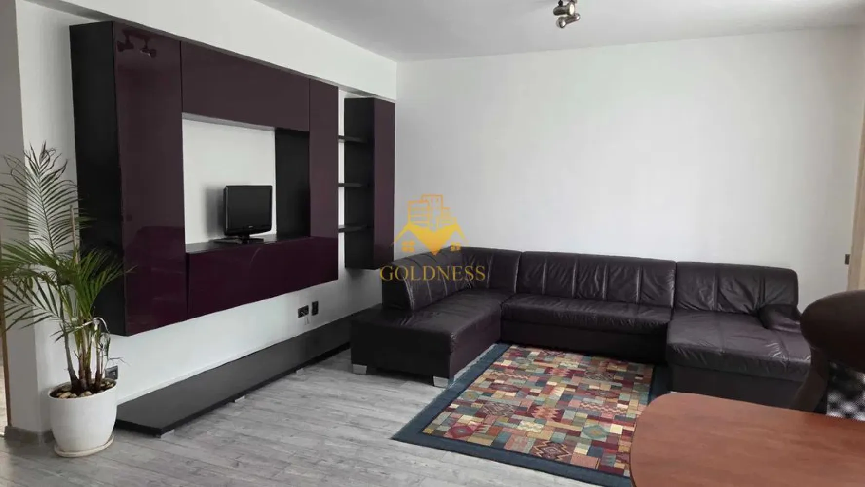 3 camere open space, Manastur, Zona Clabucet, Bucium, Panemar, Parcare - GOLDNESS Imobiliare vă propune spre închiriere un apartament cu 3 camere complet mobilat și utilat, la parter într-un imobil de 4 etaje, în Cartierul Manastur. Dispune de loc de parcare! Se află în apropierea stațiilor de transport în comun, magazine, restaurante, spații verzi, farmacii, etc. Apartamentul este compartimentat astfel: - dormitor cu pat matrimonial, dressing, spatiu pentru depozitare. - dormitor cu pat matrimonial, dressing, spatiu pentru depozitare. - living cu bucătărie open space complet utilată și mobilată, canapea, loc de servit masa. - baie cu cada, calorifer port prosop și dulap pentru depozitare. - balcon. Imobilul este dotat cu toate cele necesare- centrală proprie, mașină de spălat haine, frigider, hotă, etc. Dacă sunteți interesați de acest apartament și doriți să îl vizionați, dar și pentru alte oferte nu ezitați să ne contactați telefonic sau prin e-mail. Vă stăm la dispoziție! Pentru intermediere se percepe un comision de 50% din prețul chiriei!