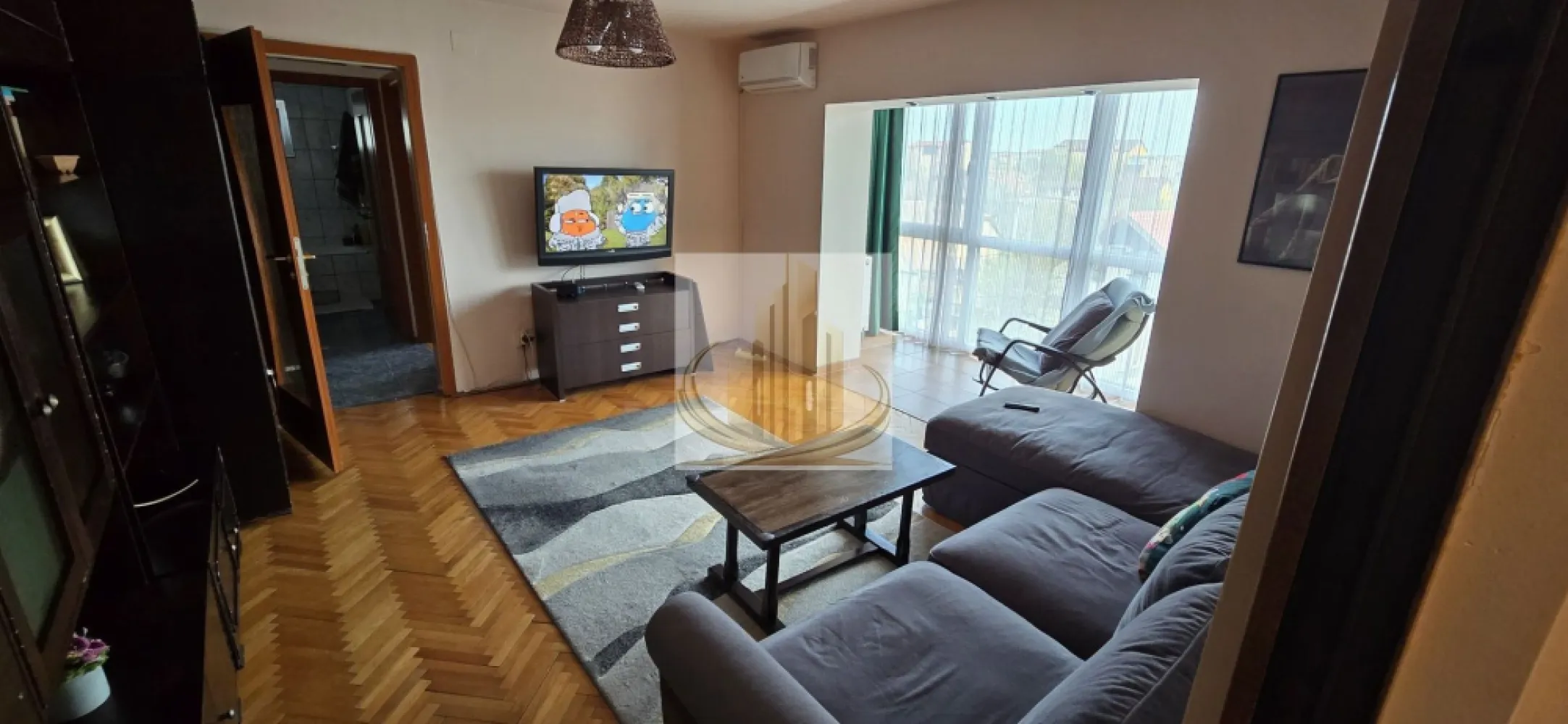 Apartament 2 camere Aradului - Apartament 2 camere semidecomandat, confort 1, situat în zona Aradului, pe strada Remus Răduleț. Locuința se remarcă prin luminozitate și vedere deschisă, fără bloc în față, oferind un ambient plăcut pe tot parcursul zilei. Apartamentul beneficiază de îmbunătățiri recente, printre care centrală termică nouă (2025) și tâmplărie PVC cu geam tripan (2026), contribuind la un confort termic ridicat și eficiență energetică. Bucătăria este mobilată cu mobilier realizat la comandă, iar plafoanele sunt finisate cu rigips. Ușa metalică de la intrare este în stare bună. Blocul este anvelopat, iar conductele au fost schimbate, ceea ce adaugă un plus de siguranță și confort. Un avantaj important este balconul cu panoramă neobstrucționată. Proprietatea include și o boxă generoasă de 12 mp, complet amenajată, cu acces securizat pe scară – ideală pentru depozitare. Zona este aerisită, cu spațiu între blocuri și multiple locuri de parcare disponibile în fața, lateralul și spatele imobilului. Acces rapid către puncte de interes, la aproximativ 10 minute de Iulius Mall. Apartamentul este potrivit atât pentru locuit, cât și ca investiție, fiind amplasat într-o zonă liniștită și bine conectată. ID intern CP3044582