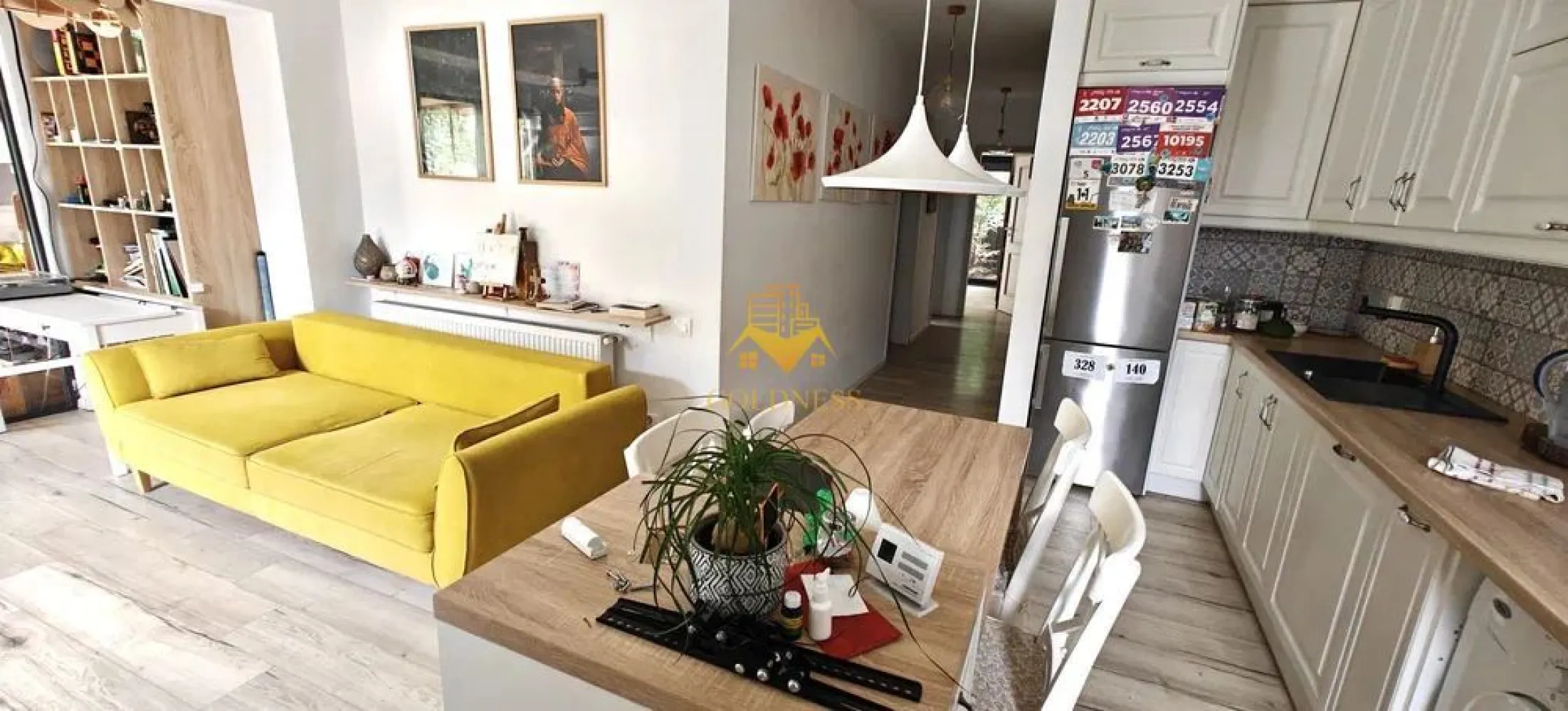 3 camere, modern, bloc nou, parcare, gradina 170 mp, Grigorescu Donath - Goldness Imobiliare propune spre închiriere un apartament unic în Grigorescu, ideal pentru cei care își doresc confortul unui apartament modern, dar și libertatea unei curți private. Este soluția perfectă pentru cei care nu vor să aleagă între facilitățile unui bloc nou și avantajele unui spațiu verde personal. Detalii interioare • Suprafață utilă: 70 mp, compartimentare eficientă • Dormitoare: 2 camere separate • Baie: 1 baie modernă • Living & Dining: zonă de zi luminoasă, cu acces direct la terasă Exterior excepțional • Grădină privată: 170 mp de spațiu verde • Terasă acoperită: 35 mp, utilizabilă în orice sezon Dotări & Electrocasnice Complet echipat cu electrocasnice premium: • Plită performantă, cuptor încorporat, frigider • Mașină de spălat vase • Mașină de spălat rufe Facilități incluse • Loc de parcare subteran în garaj securizat • Boxă de depozitare adiacentă parcării Comision Comision agenție: 50% din valoarea unei luni de chirie.