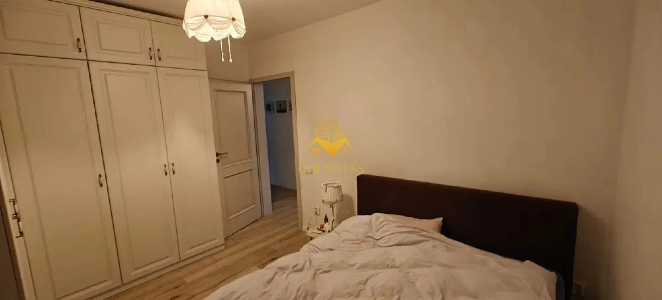 3 camere, modern, bloc nou, parcare, gradina 170 mp, Grigorescu Donath - Goldness Imobiliare propune spre închiriere un apartament unic în Grigorescu, ideal pentru cei care își doresc confortul unui apartament modern, dar și libertatea unei curți private. Este soluția perfectă pentru cei care nu vor să aleagă între facilitățile unui bloc nou și avantajele unui spațiu verde personal. Detalii interioare • Suprafață utilă: 70 mp, compartimentare eficientă • Dormitoare: 2 camere separate • Baie: 1 baie modernă • Living & Dining: zonă de zi luminoasă, cu acces direct la terasă Exterior excepțional • Grădină privată: 170 mp de spațiu verde • Terasă acoperită: 35 mp, utilizabilă în orice sezon Dotări & Electrocasnice Complet echipat cu electrocasnice premium: • Plită performantă, cuptor încorporat, frigider • Mașină de spălat vase • Mașină de spălat rufe Facilități incluse • Loc de parcare subteran în garaj securizat • Boxă de depozitare adiacentă parcării Comision Comision agenție: 50% din valoarea unei luni de chirie. }}