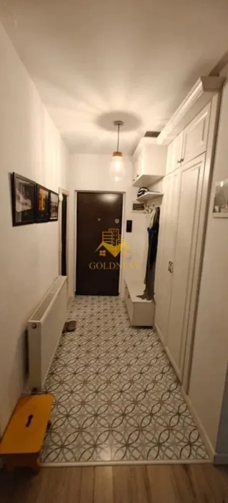 3 camere, modern, bloc nou, parcare, gradina 170 mp, Grigorescu Donath - Goldness Imobiliare propune spre închiriere un apartament unic în Grigorescu, ideal pentru cei care își doresc confortul unui apartament modern, dar și libertatea unei curți private. Este soluția perfectă pentru cei care nu vor să aleagă între facilitățile unui bloc nou și avantajele unui spațiu verde personal. Detalii interioare • Suprafață utilă: 70 mp, compartimentare eficientă • Dormitoare: 2 camere separate • Baie: 1 baie modernă • Living & Dining: zonă de zi luminoasă, cu acces direct la terasă Exterior excepțional • Grădină privată: 170 mp de spațiu verde • Terasă acoperită: 35 mp, utilizabilă în orice sezon Dotări & Electrocasnice Complet echipat cu electrocasnice premium: • Plită performantă, cuptor încorporat, frigider • Mașină de spălat vase • Mașină de spălat rufe Facilități incluse • Loc de parcare subteran în garaj securizat • Boxă de depozitare adiacentă parcării Comision Comision agenție: 50% din valoarea unei luni de chirie. }}