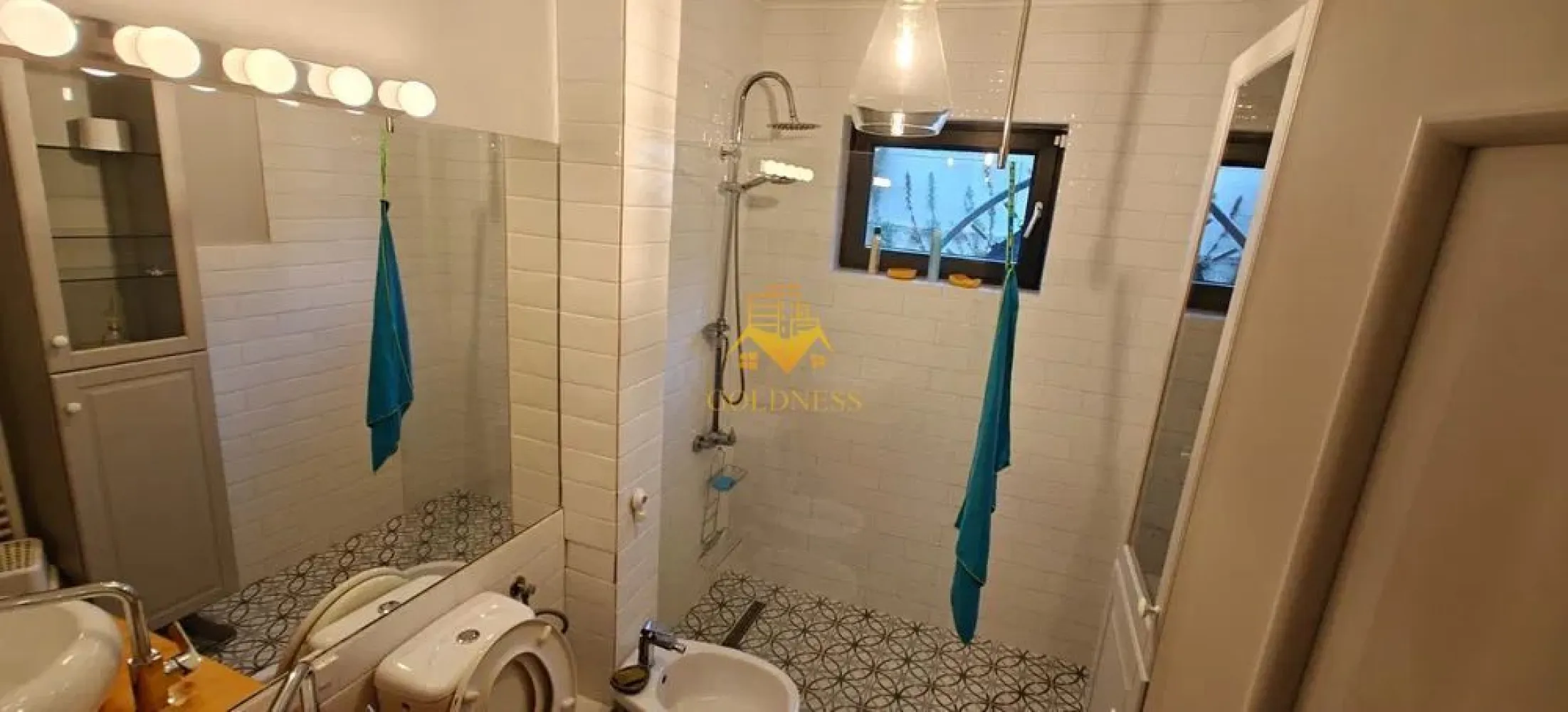 3 camere, modern, bloc nou, parcare, gradina 170 mp, Grigorescu Donath - Goldness Imobiliare propune spre închiriere un apartament unic în Grigorescu, ideal pentru cei care își doresc confortul unui apartament modern, dar și libertatea unei curți private. Este soluția perfectă pentru cei care nu vor să aleagă între facilitățile unui bloc nou și avantajele unui spațiu verde personal. Detalii interioare • Suprafață utilă: 70 mp, compartimentare eficientă • Dormitoare: 2 camere separate • Baie: 1 baie modernă • Living & Dining: zonă de zi luminoasă, cu acces direct la terasă Exterior excepțional • Grădină privată: 170 mp de spațiu verde • Terasă acoperită: 35 mp, utilizabilă în orice sezon Dotări & Electrocasnice Complet echipat cu electrocasnice premium: • Plită performantă, cuptor încorporat, frigider • Mașină de spălat vase • Mașină de spălat rufe Facilități incluse • Loc de parcare subteran în garaj securizat • Boxă de depozitare adiacentă parcării Comision Comision agenție: 50% din valoarea unei luni de chirie. }}