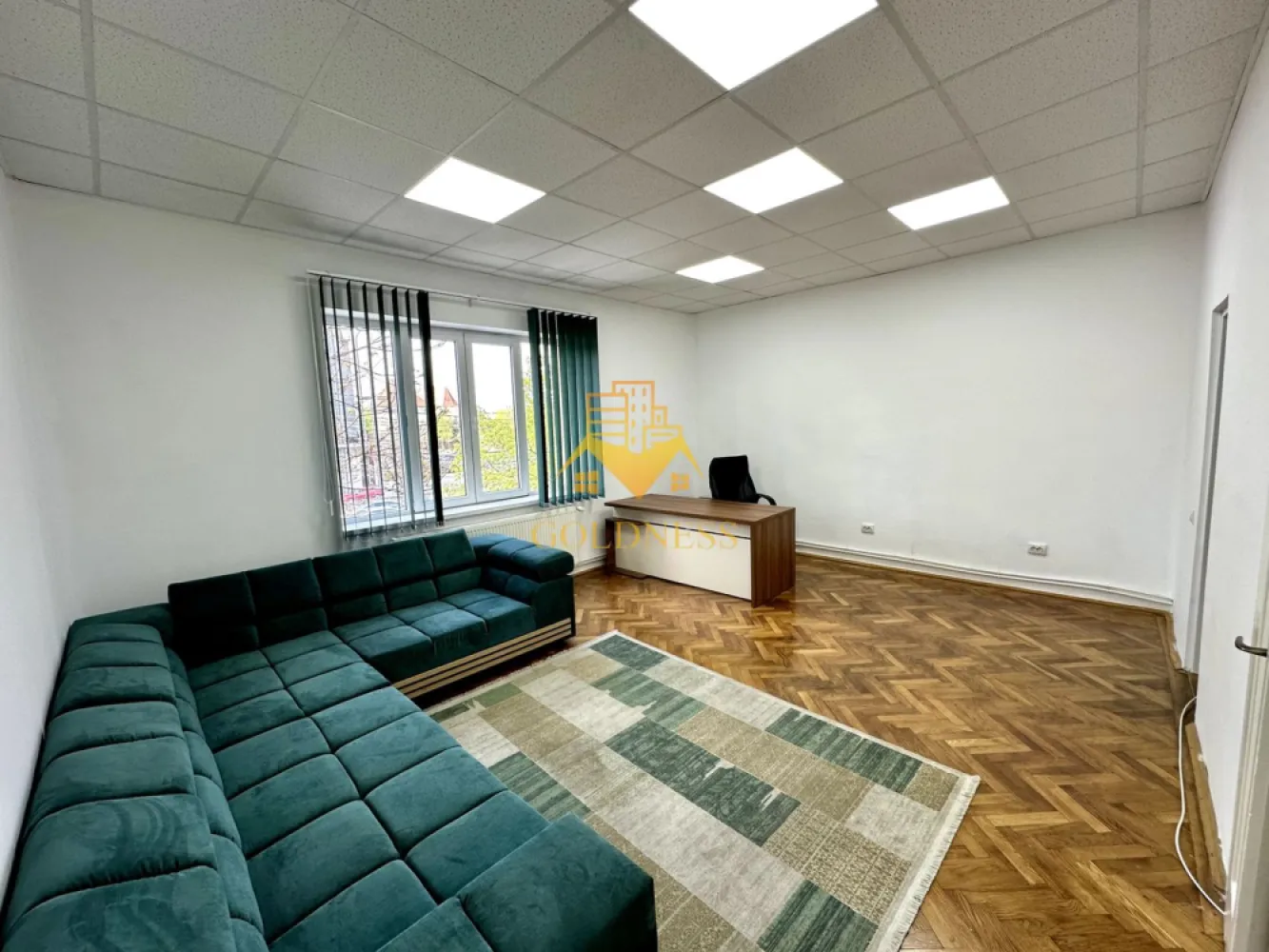 Spațiu birouri UltraCentral, Avram Iancu, Nicolae Titulescu, Cipariu - Oferim spre închiriere un spațiu de birouri situat într-o zonă centrală, ideal pentru activități de birou, firme de consultanță sau activități administrative. Imobilul are o suprafață utilă de 85 mp și este compartimentat semidecomandat, fiind alcătuit din 2 încăperi spațioase, un hol generos, 2 băi și o logie practică pentru depozitare. În plus, beneficiază de o terasă de 5 mp, potrivită pentru momente de relaxare. Spațiul este situat la etajul 1, oferind acces facil atât pentru angajați, cât și pentru clienți. Zona este bine conectată la puncte de interes, restaurante și mijloace de transport, ceea ce îl face o alegere excelentă pentru desfășurarea activității într-un cadru profesional. În apropiere există posibilitatea de parcare la liber, în funcție de disponibilitate. Caracteristici: - Suprafață utilă: 85 mp - Terasă: 5 mp - Compartimentare: semidecomandat - 2 camere - 2 grupuri sanitare - Bucatarie - Centrala proprie - Hol + logie pentru depozitare - Etaj 1 - Parcare în zonă Pentru intermediere se percepe un comision de 50% din prețul chiriei!