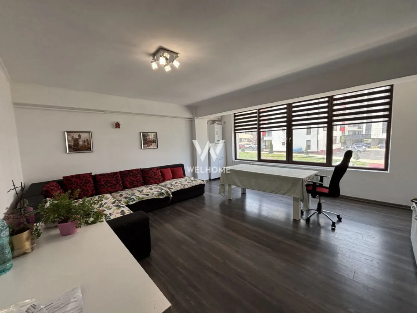 Apartament 3 camere mobilat-utilat cu GARAJ - Doamna Stanca - Apartament 3 camere, ETAJ 1 - zona Doamna Stanca, Selimbar Suprafata utila: 85 mp Apartamentul se afla la etajul 1. Compartimentat astfel: hol acces cu spatii de depozitare, living generos, bucatarie, 2 dormitoare, baie, balcon. Locuinta este complet mobilata-utilata si se inchiriaza cu tot ce este nevoie. Situat intr-o zona buna cu acces facil la shopping city, magazine, scoli, mijloace de transport, supermarket etc. Detine un loc de parcare (GARAJ). Perioada minima inchiriere 12 luni. Nu se accepta animale de companie. Chirie lunara: 600 Euro Negociabil + garantie Se perecepe comision client 50% din prima chirie Telefon: 0747.639.802