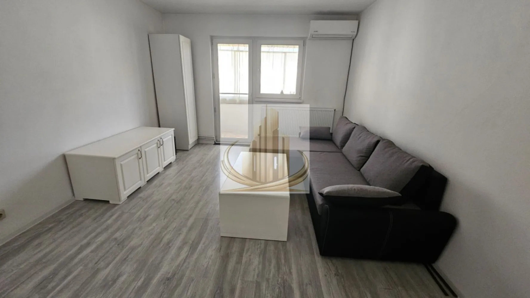 2 Camere | Complexul Studențesc | Centrală Proprie | Ideal Investițe - Grand Mobilis Imobiliare vă propune spre vânzare un apartament cu 2 camere, situat în Timișoara, în zona Olimpia – chiar în inima Complexului Studențesc, una dintre cele mai dinamice și căutate zone ale orașului. Poziționarea excelentă face din această proprietate o alegere ideală atât pentru locuit, cât și pentru investiție, datorită cererii constante de închiriere din zonă. 📐 Detalii proprietate: Suprafață: aprox. 50 mp Etaj: 4 din 4, bloc cu acoperiș de țiglă Compartimentare: Hol Bucătărie închisă Living Dormitor Baie Boxă înscrisă în CF 🏢 Dotări: Centrală proprie pe gaz Aer condiționat Geamuri termopan 📍 Locație – punctul forte: Situat în inima Complexului Studențesc La doar câteva minute de universități și facultăți Aproape de Sala Olimpia și Centrul de Afaceri Acces rapid la mijloace de transport Magazine, restaurante, cafenele în imediata apropiere 💼 Potrivit pentru: ✔️ Studenți sau cupluri, datorită poziției centrale și compartimentării practice ✔️ Investiție sigură, având în vedere randamentul ridicat de închiriere din zonă și cererea constantă 📞 Pentru mai multe informații și programarea unei vizionări, echipa Grand Mobilis Imobiliare vă stă la dispoziție. }}