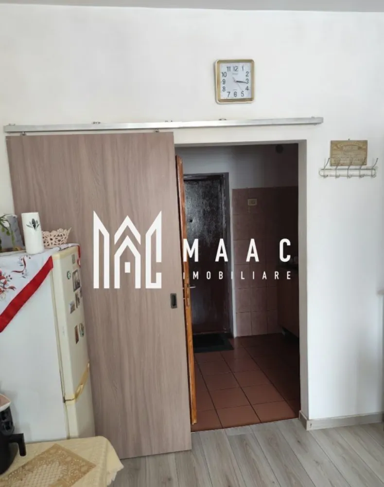 Garsonieră | Parter | Mobilată și utilată | Terezian - Maac Imobiliare prezintă spre vânzare o garsonieră situată la parter, cu o suprafață utilă de 22 mp, ideală pentru locuit sau investiție.

Garsoniera este compartimentată practic în hol, bucătărie, baie și dormitor și se vinde complet mobilată și utilată.

Imobilul dispune de tâmplărie termopan, parchet și centrală termică proprie.
Baia este finisată cu gresie și faianță și este dotată cu cabină de duș, iar bucătăria este mobilată și utilată.

Proprietatea este potrivită pentru închiriere, existând posibilitatea de preluare a chiriașului.

Pentru mai multe informații și programarea unei vizionări, vă rugăm să menționați ID anunț: CP3047720.