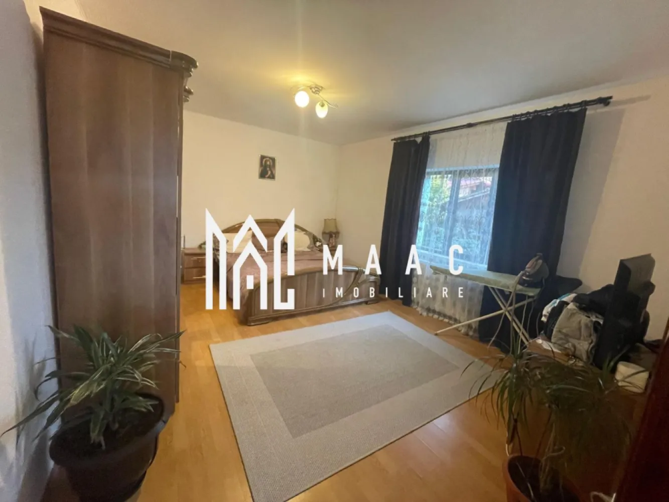 Casă individuală | 4 dormitoare | Garaj | 250 mp teren | Șelimbăr - MAAC Imobiliare vă propune spre vânzare o casă single deosebită, situată în Șelimbăr, în imediata apropiere de Shopping City Sibiu, complet mobilată și utilată, recent renovată cu materiale premium, ideală pentru o familie care își dorește confort, spațiu și acces rapid către facilități comerciale.

Proprietatea are o suprafață utilă de 185,79 mp, o amprentă la sol de 85 mp și este amplasată pe un teren de 250 mp, oferind o compartimentare eficientă pe trei niveluri.

Compartimentare:

Demisol – 36,13 mp:
-hol
-bucătărie
-cămară

Parter – 73,35 mp:
-hol
-dining și living generos
-dormitor
-spațiu tehnic
-baie

Etaj – 76,31 mp:
-hol
-3 dormitoare
-dressing
-baie
-balcon

Dotări și avantaje:
-curte amenajată cu pavaj
-gard și poartă schimbate recent
-garaj de 35 mp
-foișor
-leagăn din lemn
-zonă de grătar amenajată
-se vinde complet mobilată și utilată

Amplasarea în Șelimbăr, în proximitatea Shopping City Sibiu, oferă acces rapid către centre comerciale, magazine și principalele artere de circulație, făcând din această proprietate o alegere potrivită pentru locuință permanentă.

Pentru mai multe informații sau programarea unei vizionări vă rugăm să menționați la telefon numărul CP3046722.