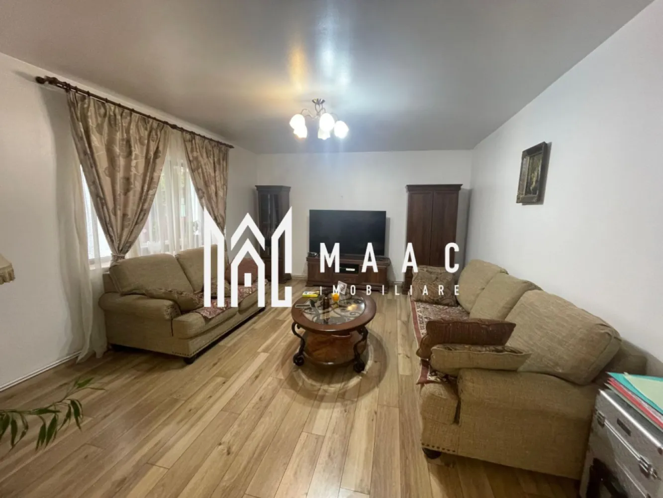 Casă individuală | 4 dormitoare | Garaj | 250 mp teren | Șelimbăr - MAAC Imobiliare vă propune spre vânzare o casă single deosebită, situată în Șelimbăr, în imediata apropiere de Shopping City Sibiu, complet mobilată și utilată, recent renovată cu materiale premium, ideală pentru o familie care își dorește confort, spațiu și acces rapid către facilități comerciale.

Proprietatea are o suprafață utilă de 185,79 mp, o amprentă la sol de 85 mp și este amplasată pe un teren de 250 mp, oferind o compartimentare eficientă pe trei niveluri.

Compartimentare:

Demisol – 36,13 mp:
-hol
-bucătărie
-cămară

Parter – 73,35 mp:
-hol
-dining și living generos
-dormitor
-spațiu tehnic
-baie

Etaj – 76,31 mp:
-hol
-3 dormitoare
-dressing
-baie
-balcon

Dotări și avantaje:
-curte amenajată cu pavaj
-gard și poartă schimbate recent
-garaj de 35 mp
-foișor
-leagăn din lemn
-zonă de grătar amenajată
-se vinde complet mobilată și utilată

Amplasarea în Șelimbăr, în proximitatea Shopping City Sibiu, oferă acces rapid către centre comerciale, magazine și principalele artere de circulație, făcând din această proprietate o alegere potrivită pentru locuință permanentă.

Pentru mai multe informații sau programarea unei vizionări vă rugăm să menționați la telefon numărul CP3046722.