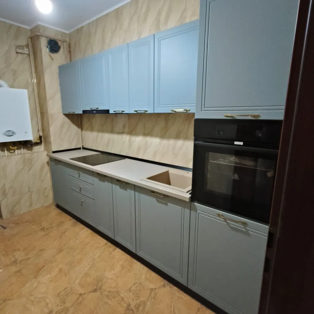 De inchiriat apartament premium cu o camera langa Carrefour, 420 euro - Se oferă spre închiriere un apartament cu o cameră, decomandat, situat într-unul dintre cele mai căutate ansambluri rezidențiale din oraș – Italian Residence, chiar lângă Mall. Localizare premium. Acces rapid la centre comerciale, restaurante, transport public și toate facilitățile urbane. Detalii apartament - Suprafață: 40 mp - Compartimentare decomandată - Etaj intermediar 3/12 - Bloc nou, prevăzut cu 2 lifturi. Dotări si finisaje - Mobilier nou - Complet mobilat și utilat - Centrală termică proprie - Aer condiționat. Condiții de închiriere - Disponibil pentru termen lung - La semnarea contractului se solicită: chiria pe luna în curs, garanție (echivalentul unei chirii) si comisionul agenției. Ideal pentru o persoană sau un cuplu care își dorește confort, accesibilitate și un spațiu modern într-o zonă de top. Pentru detalii si programare vizionare sunati la numarul de telefon 0746.252.252 Liliana Ene. }}