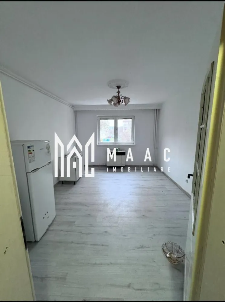 Garsoniera 22 mp | Zona Lazaret | Etaj 1 - MAAC Imobiliare vă propune spre vânzare o garsonieră practică și eficient compartimentată, situată în zona Lazaret, la etajul 1 al unui imobil bine întreținut. Proprietatea dispune de o suprafață utilă de 22 mp și reprezintă o oportunitate excelentă atât pentru locuință proprie, cât și pentru investiție, având potențial bun de închiriere. Garsoniera este luminoasă, cu o compartimentare inteligentă ce include cameră de zi/dormitor, bucătărie și baie. Spațiul este ușor de amenajat după propriul gust, oferind confort și funcționalitate. Zona Lazaret este apreciată pentru accesul facil către centrul orașului, mijloace de transport, magazine și alte puncte de interes, ceea ce adaugă un plus de valoare acestei proprietăți. Avantaje: * Etaj 1 – acces facil * Ideală pentru investiție (randament bun la închiriere) * Zonă bine conectată * Costuri reduse de întreținere Preț competitiv! Pentru detalii suplimentare și programarea unei vizionări, vă invităm să ne contactați.Va rog sa specificati CP3046741 }}