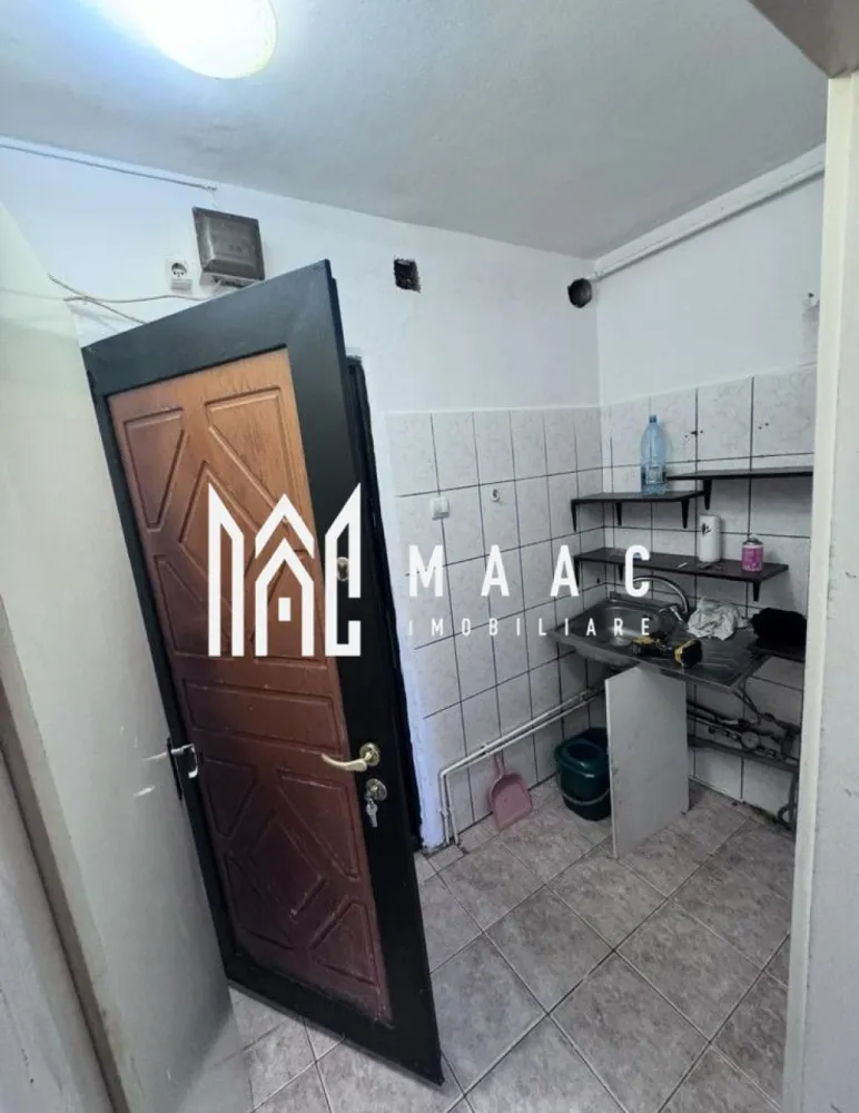 Garsoniera 22 mp | Zona Lazaret | Etaj 1 - MAAC Imobiliare vă propune spre vânzare o garsonieră practică și eficient compartimentată, situată în zona Lazaret, la etajul 1 al unui imobil bine întreținut. Proprietatea dispune de o suprafață utilă de 22 mp și reprezintă o oportunitate excelentă atât pentru locuință proprie, cât și pentru investiție, având potențial bun de închiriere. Garsoniera este luminoasă, cu o compartimentare inteligentă ce include cameră de zi/dormitor, bucătărie și baie. Spațiul este ușor de amenajat după propriul gust, oferind confort și funcționalitate. Zona Lazaret este apreciată pentru accesul facil către centrul orașului, mijloace de transport, magazine și alte puncte de interes, ceea ce adaugă un plus de valoare acestei proprietăți. Avantaje: * Etaj 1 – acces facil * Ideală pentru investiție (randament bun la închiriere) * Zonă bine conectată * Costuri reduse de întreținere Preț competitiv! Pentru detalii suplimentare și programarea unei vizionări, vă invităm să ne contactați.Va rog sa specificati CP3046741 }}