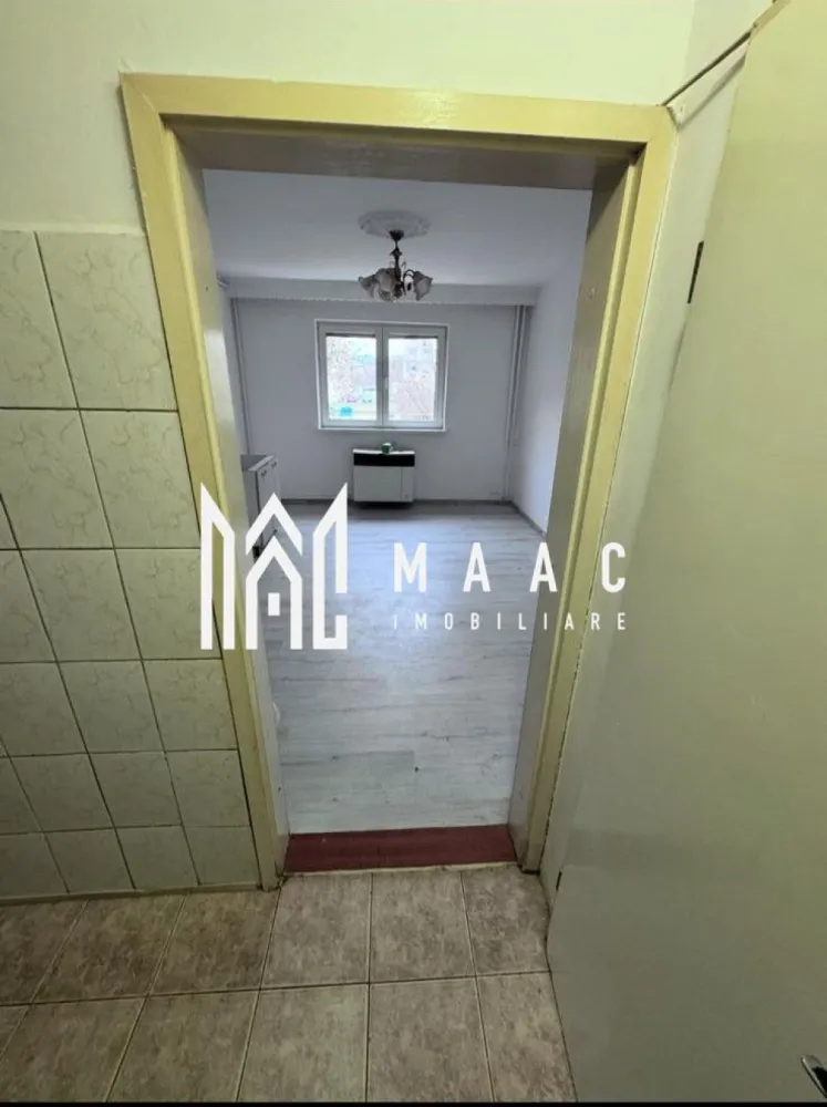 Garsoniera 22 mp | Zona Lazaret | Etaj 1 - MAAC Imobiliare vă propune spre vânzare o garsonieră practică și eficient compartimentată, situată în zona Lazaret, la etajul 1 al unui imobil bine întreținut. Proprietatea dispune de o suprafață utilă de 22 mp și reprezintă o oportunitate excelentă atât pentru locuință proprie, cât și pentru investiție, având potențial bun de închiriere. Garsoniera este luminoasă, cu o compartimentare inteligentă ce include cameră de zi/dormitor, bucătărie și baie. Spațiul este ușor de amenajat după propriul gust, oferind confort și funcționalitate. Zona Lazaret este apreciată pentru accesul facil către centrul orașului, mijloace de transport, magazine și alte puncte de interes, ceea ce adaugă un plus de valoare acestei proprietăți. Avantaje: * Etaj 1 – acces facil * Ideală pentru investiție (randament bun la închiriere) * Zonă bine conectată * Costuri reduse de întreținere Preț competitiv! Pentru detalii suplimentare și programarea unei vizionări, vă invităm să ne contactați.Va rog sa specificati CP3046741 }}