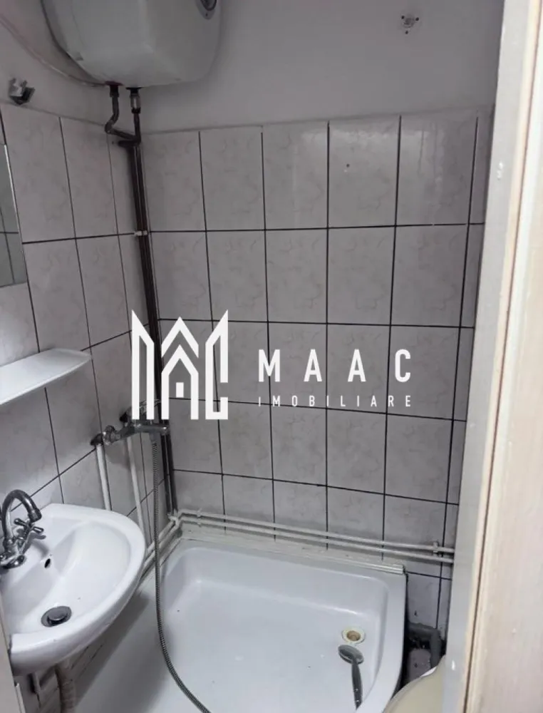 Garsoniera 22 mp | Zona Lazaret | Etaj 1 - MAAC Imobiliare vă propune spre vânzare o garsonieră practică și eficient compartimentată, situată în zona Lazaret, la etajul 1 al unui imobil bine întreținut. Proprietatea dispune de o suprafață utilă de 22 mp și reprezintă o oportunitate excelentă atât pentru locuință proprie, cât și pentru investiție, având potențial bun de închiriere. Garsoniera este luminoasă, cu o compartimentare inteligentă ce include cameră de zi/dormitor, bucătărie și baie. Spațiul este ușor de amenajat după propriul gust, oferind confort și funcționalitate. Zona Lazaret este apreciată pentru accesul facil către centrul orașului, mijloace de transport, magazine și alte puncte de interes, ceea ce adaugă un plus de valoare acestei proprietăți. Avantaje: * Etaj 1 – acces facil * Ideală pentru investiție (randament bun la închiriere) * Zonă bine conectată * Costuri reduse de întreținere Preț competitiv! Pentru detalii suplimentare și programarea unei vizionări, vă invităm să ne contactați.Va rog sa specificati CP3046741 }}