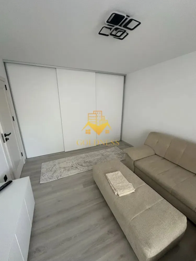 2 camere decomandate, Cartierul Manastur, Calea Florești, West City - GOLDNESS Imobiliare vă propune spre închiriere un apartament cu 2 camere decomandate complet mobilate și utilate, la parter într-un imobil de 11 etaje, în Cartierul Manastur. Posibilitate de parcare in zona! Se află în apropierea stațiilor de transport în comun, magazine, restaurante, spații verzi, farmacii, etc. Apartamentul este compartimentat astfel: - dormitor cu pat matrimonial, dressing, noptiere, TV. -dormitor cu canapea extensibilă, spatiu pentru depozitare, comoda TV. - bucătărie complet mobilată și utilată, loc de luat masa. - baie cu cabina de duș, calorifer port prosop și dulap pentru depozitare. - balcon închis. Imobilul este dotat cu toate cele necesare- centrală proprie, încălzire prin pardoseală, frigider, hotă, aragaz, mașină de spălat haine/vase, etc. Dacă sunteți interesați de acest apartament și doriți să îl vizionați, dar și pentru alte oferte nu ezitați să ne contactați telefonic sau prin e-mail. Vă stăm la dispoziție! Pentru intermediere se percepe un comision de 50% din prețul chiriei! }}