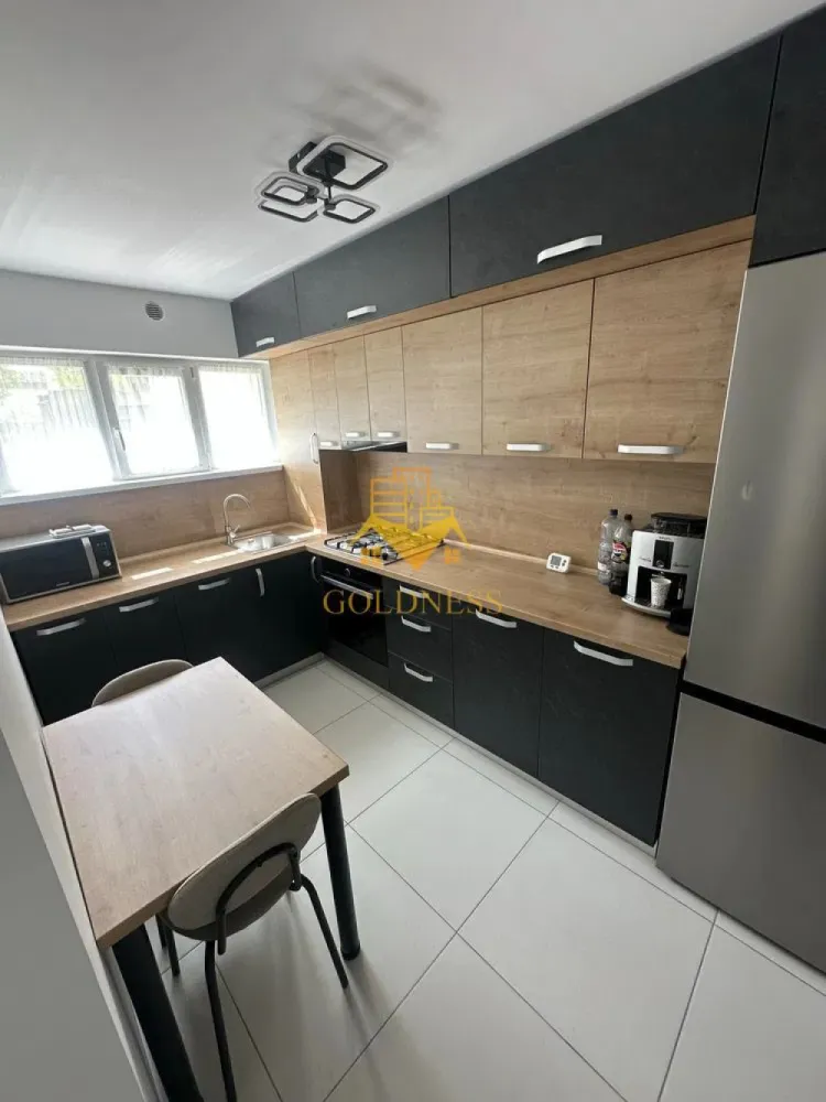 2 camere decomandate, Cartierul Manastur, Calea Florești, West City - GOLDNESS Imobiliare vă propune spre închiriere un apartament cu 2 camere decomandate complet mobilate și utilate, la parter într-un imobil de 11 etaje, în Cartierul Manastur. Posibilitate de parcare in zona! Se află în apropierea stațiilor de transport în comun, magazine, restaurante, spații verzi, farmacii, etc. Apartamentul este compartimentat astfel: - dormitor cu pat matrimonial, dressing, noptiere, TV. -dormitor cu canapea extensibilă, spatiu pentru depozitare, comoda TV. - bucătărie complet mobilată și utilată, loc de luat masa. - baie cu cabina de duș, calorifer port prosop și dulap pentru depozitare. - balcon închis. Imobilul este dotat cu toate cele necesare- centrală proprie, încălzire prin pardoseală, frigider, hotă, aragaz, mașină de spălat haine/vase, etc. Dacă sunteți interesați de acest apartament și doriți să îl vizionați, dar și pentru alte oferte nu ezitați să ne contactați telefonic sau prin e-mail. Vă stăm la dispoziție! Pentru intermediere se percepe un comision de 50% din prețul chiriei! }}