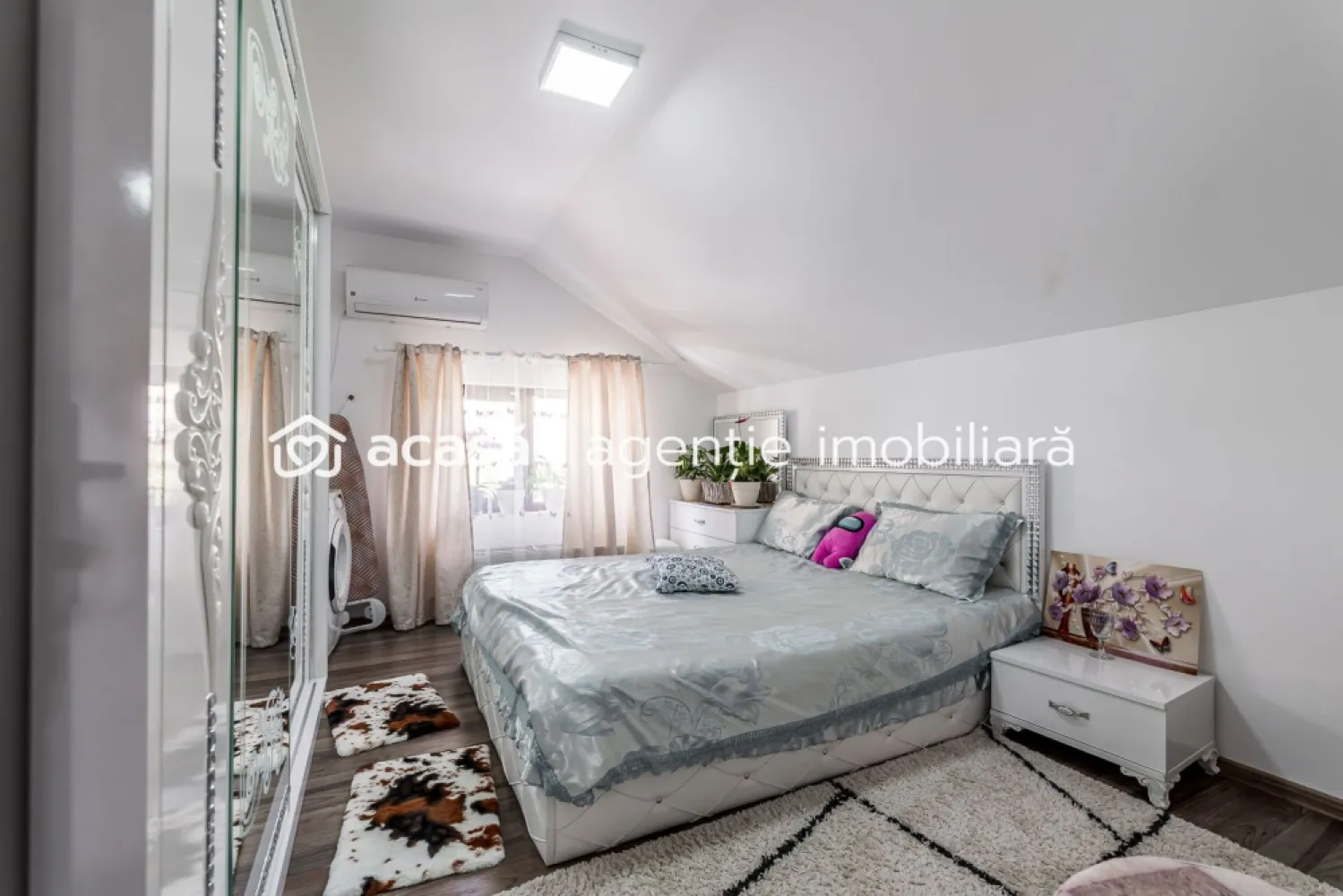 Apartament cu 2 dormitoare și loc de parcare - 0% COMISION - Vă propun spre achiziție o proprietate ce îmbină perfect dinamismul zonei Vlaicu cu liniștea unei străzi secundare, într-un imobil finalizat în anul 2019. Situat într-un bloc exclusivist cu regim mic de înălțime (P+2+M), acest apartament este definit prin lumină, eficiență și o structură modernă, fiind ideal pentru cei care caută un „acasă” privat sau o investiție cu randament imediat.

Situat pe strada Constantin Brâncuși, apartamentul beneficiază de acces rapid către principalele puncte de interes, rămânând totodată protejat de zgomotul arterelor principale.

Poziționarea la mansardă transformă locuința într-un spațiu de liniște absolută. Fără vecini deasupra și cu o orientare spre Est, vă bucurați de soarele dimineții și de un microclimat plăcut pe tot parcursul zilei.

Cu o suprafață construită de 72 mp (54 mp utili), spațiul este compartimentat inteligent: living cu bucătărie open-space, două dormitoare intime, baie cu cadă și finisaje moderne, fiind vândut complet mobilat și utilat.

Într-o zonă unde confortul parcării este un lux, această proprietate include un loc de parcare propriu, un activ esențial care adaugă valoare și siguranță investiției dumneavoastră.

An construcție: 2019 (Structură modernă, eficiență energetică ridicată)
Dotări: Centrală proprie, climatizare, mobilat complet.

Preț: 83.500 Euro
Comision 0% pentru cumpărător.

Pentru detalii și programarea unei vizionări:
Jasmina Uglesits - 0740814770 Consultant imobiliar - Agenția ACASĂ Arad

Nu dispui de toată suma? Te ajutăm noi gratuit! Îți obținem oferte de la 16 bănci.

Ai o proprietate de vânzare în Arad și vrei să știi cât valorează cu adevărat?
Sună-mă pentru o evaluare gratuită, fără obligații.

Birou: ACASĂ | Agenție imobiliară Arad
Bulevardul Decebal 2, Arad 310133