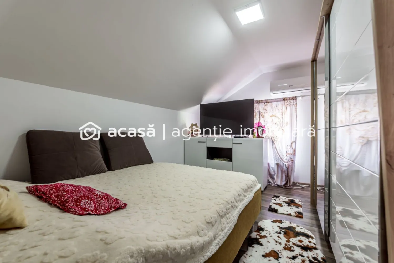 Apartament cu 2 dormitoare și loc de parcare - 0% COMISION - Vă propun spre achiziție o proprietate ce îmbină perfect dinamismul zonei Vlaicu cu liniștea unei străzi secundare, într-un imobil finalizat în anul 2019. Situat într-un bloc exclusivist cu regim mic de înălțime (P+2+M), acest apartament este definit prin lumină, eficiență și o structură modernă, fiind ideal pentru cei care caută un „acasă” privat sau o investiție cu randament imediat.

Situat pe strada Constantin Brâncuși, apartamentul beneficiază de acces rapid către principalele puncte de interes, rămânând totodată protejat de zgomotul arterelor principale.

Poziționarea la mansardă transformă locuința într-un spațiu de liniște absolută. Fără vecini deasupra și cu o orientare spre Est, vă bucurați de soarele dimineții și de un microclimat plăcut pe tot parcursul zilei.

Cu o suprafață construită de 72 mp (54 mp utili), spațiul este compartimentat inteligent: living cu bucătărie open-space, două dormitoare intime, baie cu cadă și finisaje moderne, fiind vândut complet mobilat și utilat.

Într-o zonă unde confortul parcării este un lux, această proprietate include un loc de parcare propriu, un activ esențial care adaugă valoare și siguranță investiției dumneavoastră.

An construcție: 2019 (Structură modernă, eficiență energetică ridicată)
Dotări: Centrală proprie, climatizare, mobilat complet.

Preț: 83.500 Euro
Comision 0% pentru cumpărător.

Pentru detalii și programarea unei vizionări:
Jasmina Uglesits - 0740814770 Consultant imobiliar - Agenția ACASĂ Arad

Nu dispui de toată suma? Te ajutăm noi gratuit! Îți obținem oferte de la 16 bănci.

Ai o proprietate de vânzare în Arad și vrei să știi cât valorează cu adevărat?
Sună-mă pentru o evaluare gratuită, fără obligații.

Birou: ACASĂ | Agenție imobiliară Arad
Bulevardul Decebal 2, Arad 310133