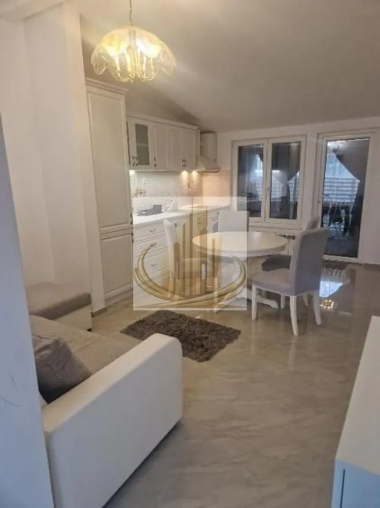 De inchiriat 2 camere la curte Circumvalatiunii - Grand Mobilis Imobiliare propune spre închiriere un apartament ultramodern, situat la curte, în zona Calea Circumvalațiunii din Timișoara, aproape de toate punctele de interes. Locuința dispune de 2 camere și oferă un plus de intimitate și liniște datorită amplasării la curte, fiind ideală pentru un stil de viață confortabil. Dotări și facilități: ✔ 1 loc de parcare inclus ✔ Dressing spațios ✔ Cameră tehnică ✔ Terasă acoperită ✔ Curte separată Apartamentul este complet mobilat și utilat ultramodern, cu finisaje de calitate superioară: – TV – Mașină de spălat vase – Aer condiționat ✔ Se acceptă animale de companie Apartamentul este pregătit pentru mutare imediată. ID intern CP3048598 }}