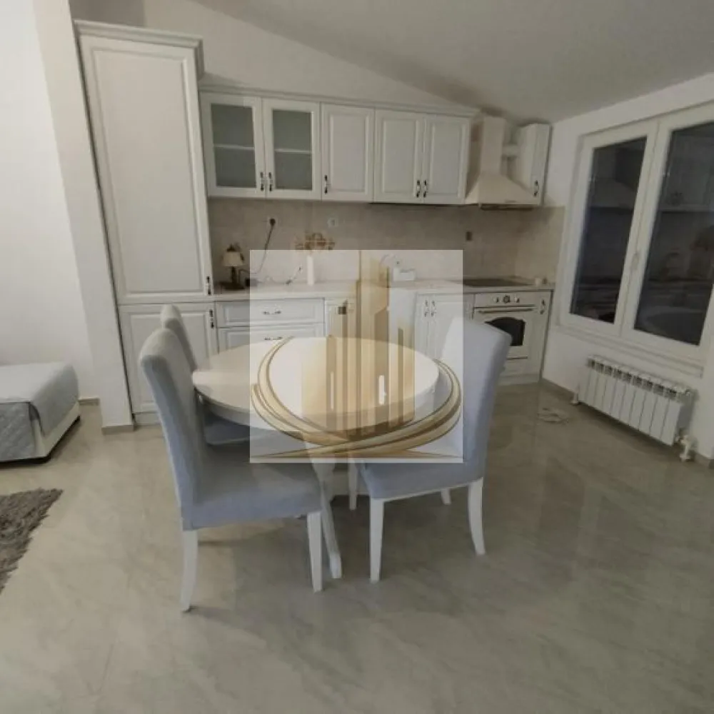 De inchiriat 2 camere la curte Circumvalatiunii - Grand Mobilis Imobiliare propune spre închiriere un apartament ultramodern, situat la curte, în zona Calea Circumvalațiunii din Timișoara, aproape de toate punctele de interes. Locuința dispune de 2 camere și oferă un plus de intimitate și liniște datorită amplasării la curte, fiind ideală pentru un stil de viață confortabil. Dotări și facilități: ✔ 1 loc de parcare inclus ✔ Dressing spațios ✔ Cameră tehnică ✔ Terasă acoperită ✔ Curte separată Apartamentul este complet mobilat și utilat ultramodern, cu finisaje de calitate superioară: – TV – Mașină de spălat vase – Aer condiționat ✔ Se acceptă animale de companie Apartamentul este pregătit pentru mutare imediată. ID intern CP3048598 }}