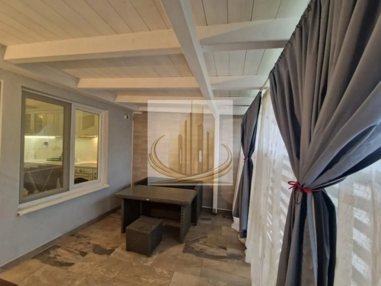 De inchiriat 2 camere la curte Circumvalatiunii - Grand Mobilis Imobiliare propune spre închiriere un apartament ultramodern, situat la curte, în zona Calea Circumvalațiunii din Timișoara, aproape de toate punctele de interes. Locuința dispune de 2 camere și oferă un plus de intimitate și liniște datorită amplasării la curte, fiind ideală pentru un stil de viață confortabil. Dotări și facilități: ✔ 1 loc de parcare inclus ✔ Dressing spațios ✔ Cameră tehnică ✔ Terasă acoperită ✔ Curte separată Apartamentul este complet mobilat și utilat ultramodern, cu finisaje de calitate superioară: – TV – Mașină de spălat vase – Aer condiționat ✔ Se acceptă animale de companie Apartamentul este pregătit pentru mutare imediată. ID intern CP3048598 }}