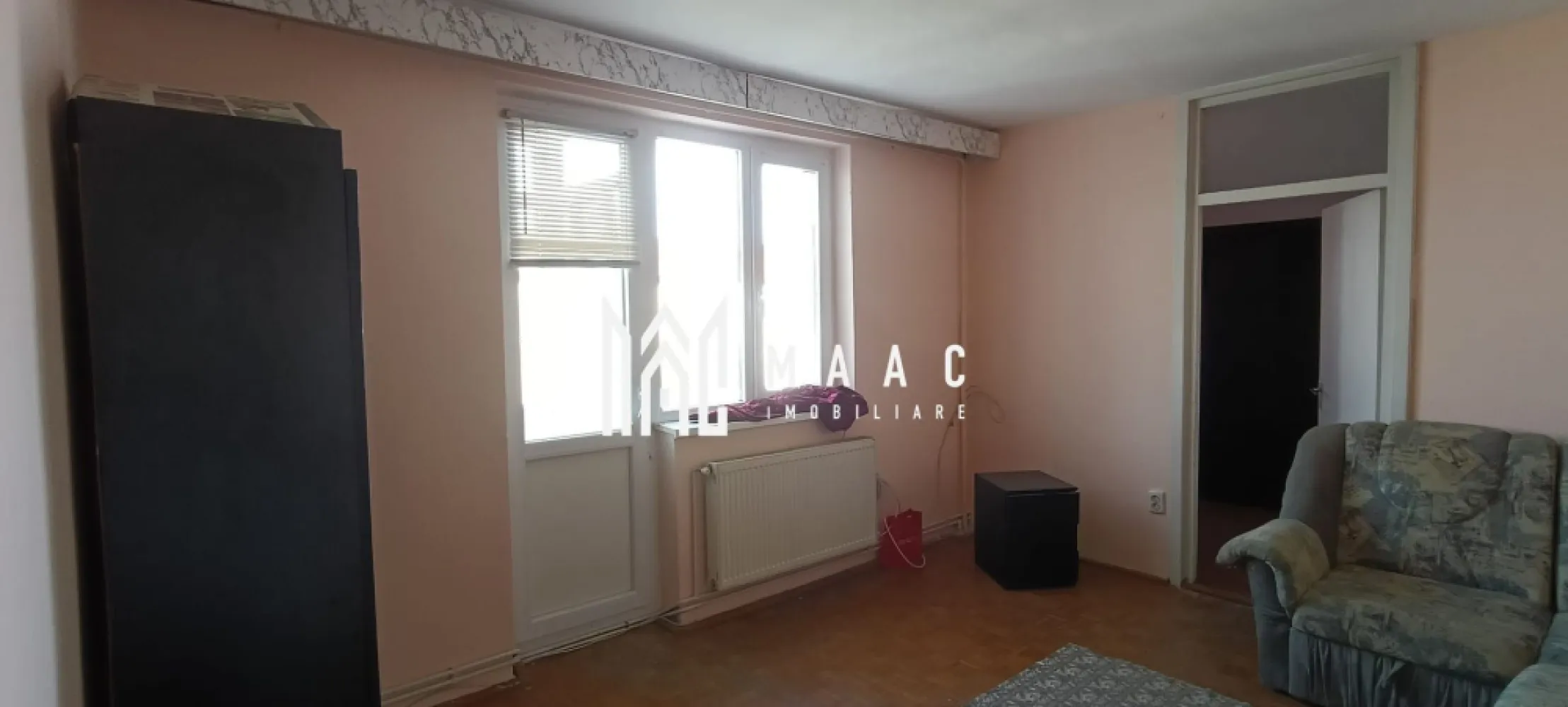 Apartament | 2 camere | 30 MPU | 1 Balcon | Cedonia -Mediu - MAAC Imobiliare vă propune spre vânzare un apartament cu 2 camere situat într-o zonă foarte căutată și bine cotată din Sibiu, respectiv zona Mirăslău. 

Această locație oferă acces rapid către principalele puncte de interes ale orașului, fiind ideală atât pentru locuit, cât și pentru investiție în vederea închirierii.

Proprietatea are o suprafață utilă de 30 mp și este configurată nedecomandat, fiind situată la etajul 4 al unui imobil cu 4 niveluri. 

Apartamentul reprezintă o oportunitate excelentă pentru cei care doresc să își personalizeze locuința , deoarece necesită câteva îmbunătățiri, permițând astfel amenajarea spațiului după propriul gust și standard de confort.

Aspectele cheie ale acestei proprietăți:

Localizare: Zona Mirăslău, Sibiu – o locație liniștită cu acces facil la transport și servicii

Suprafață: 30 mp utili

Geamuri termopan

Compartimentare: Nedecomandat (2 camere)

1 dormitor
1 living
1 baie cu cadă
1 bucătărie cu cămară
Balcon generos

Poziționare: Etaj 4 din 4

Destinație: Ideal pentru prima casă sau investiție imobiliară

Amplasarea într-o zonă cu infrastructură completă și proximitatea față de spații verzi sau zone comerciale fac din acest apartament o opțiune demnă de luat în considerare pe piața imobiliară actuală.

Vă invităm să ne contactați pentru a programa o vizionare și pentru a descoperi potențialul acestui apartament menționând codul de identificare al proprietății ID: CP3048106.