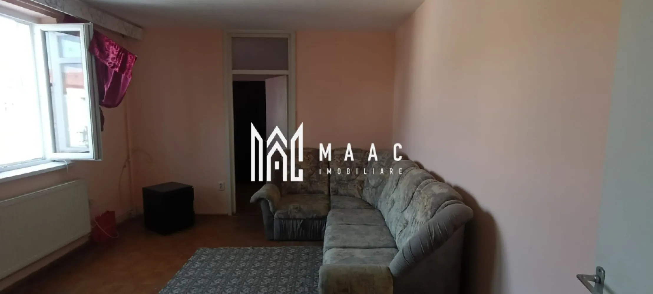 Apartament | 2 camere | 30 MPU | 1 Balcon | Cedonia -Mediu - MAAC Imobiliare vă propune spre vânzare un apartament cu 2 camere situat într-o zonă foarte căutată și bine cotată din Sibiu, respectiv zona Mirăslău. 

Această locație oferă acces rapid către principalele puncte de interes ale orașului, fiind ideală atât pentru locuit, cât și pentru investiție în vederea închirierii.

Proprietatea are o suprafață utilă de 30 mp și este configurată nedecomandat, fiind situată la etajul 4 al unui imobil cu 4 niveluri. 

Apartamentul reprezintă o oportunitate excelentă pentru cei care doresc să își personalizeze locuința , deoarece necesită câteva îmbunătățiri, permițând astfel amenajarea spațiului după propriul gust și standard de confort.

Aspectele cheie ale acestei proprietăți:

Localizare: Zona Mirăslău, Sibiu – o locație liniștită cu acces facil la transport și servicii

Suprafață: 30 mp utili

Geamuri termopan

Compartimentare: Nedecomandat (2 camere)

1 dormitor
1 living
1 baie cu cadă
1 bucătărie cu cămară
Balcon generos

Poziționare: Etaj 4 din 4

Destinație: Ideal pentru prima casă sau investiție imobiliară

Amplasarea într-o zonă cu infrastructură completă și proximitatea față de spații verzi sau zone comerciale fac din acest apartament o opțiune demnă de luat în considerare pe piața imobiliară actuală.

Vă invităm să ne contactați pentru a programa o vizionare și pentru a descoperi potențialul acestui apartament menționând codul de identificare al proprietății ID: CP3048106.