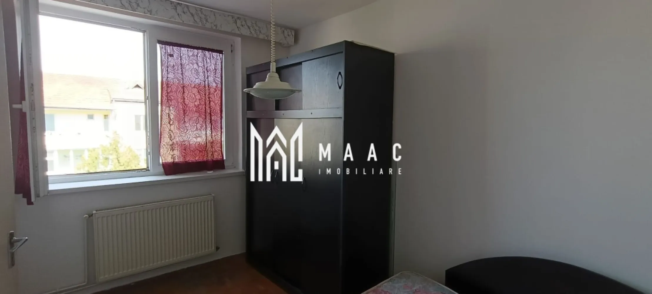 Apartament | 2 camere | 30 MPU | 1 Balcon | Cedonia -Mediu - MAAC Imobiliare vă propune spre vânzare un apartament cu 2 camere situat într-o zonă foarte căutată și bine cotată din Sibiu, respectiv zona Mirăslău. 

Această locație oferă acces rapid către principalele puncte de interes ale orașului, fiind ideală atât pentru locuit, cât și pentru investiție în vederea închirierii.

Proprietatea are o suprafață utilă de 30 mp și este configurată nedecomandat, fiind situată la etajul 4 al unui imobil cu 4 niveluri. 

Apartamentul reprezintă o oportunitate excelentă pentru cei care doresc să își personalizeze locuința , deoarece necesită câteva îmbunătățiri, permițând astfel amenajarea spațiului după propriul gust și standard de confort.

Aspectele cheie ale acestei proprietăți:

Localizare: Zona Mirăslău, Sibiu – o locație liniștită cu acces facil la transport și servicii

Suprafață: 30 mp utili

Geamuri termopan

Compartimentare: Nedecomandat (2 camere)

1 dormitor
1 living
1 baie cu cadă
1 bucătărie cu cămară
Balcon generos

Poziționare: Etaj 4 din 4

Destinație: Ideal pentru prima casă sau investiție imobiliară

Amplasarea într-o zonă cu infrastructură completă și proximitatea față de spații verzi sau zone comerciale fac din acest apartament o opțiune demnă de luat în considerare pe piața imobiliară actuală.

Vă invităm să ne contactați pentru a programa o vizionare și pentru a descoperi potențialul acestui apartament menționând codul de identificare al proprietății ID: CP3048106.