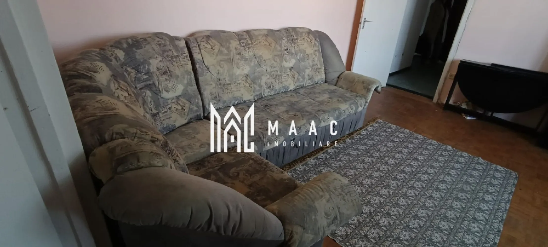 Apartament | 2 camere | 30 MPU | 1 Balcon | Cedonia -Mediu - MAAC Imobiliare vă propune spre vânzare un apartament cu 2 camere situat într-o zonă foarte căutată și bine cotată din Sibiu, respectiv zona Mirăslău. 

Această locație oferă acces rapid către principalele puncte de interes ale orașului, fiind ideală atât pentru locuit, cât și pentru investiție în vederea închirierii.

Proprietatea are o suprafață utilă de 30 mp și este configurată nedecomandat, fiind situată la etajul 4 al unui imobil cu 4 niveluri. 

Apartamentul reprezintă o oportunitate excelentă pentru cei care doresc să își personalizeze locuința , deoarece necesită câteva îmbunătățiri, permițând astfel amenajarea spațiului după propriul gust și standard de confort.

Aspectele cheie ale acestei proprietăți:

Localizare: Zona Mirăslău, Sibiu – o locație liniștită cu acces facil la transport și servicii

Suprafață: 30 mp utili

Geamuri termopan

Compartimentare: Nedecomandat (2 camere)

1 dormitor
1 living
1 baie cu cadă
1 bucătărie cu cămară
Balcon generos

Poziționare: Etaj 4 din 4

Destinație: Ideal pentru prima casă sau investiție imobiliară

Amplasarea într-o zonă cu infrastructură completă și proximitatea față de spații verzi sau zone comerciale fac din acest apartament o opțiune demnă de luat în considerare pe piața imobiliară actuală.

Vă invităm să ne contactați pentru a programa o vizionare și pentru a descoperi potențialul acestui apartament menționând codul de identificare al proprietății ID: CP3048106.