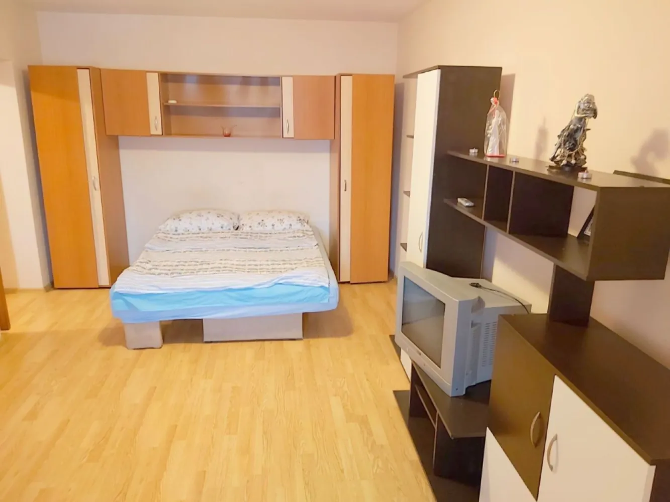 De inchiriat - garsoniera, strada Brailei (Kaufland) - mobilata, 250 euro - Se ofera spre inchiriere garsoniera situata in municipiul Focsani, pe strada Brailei, intr-o zona accesibila, mai aproape de Kaufland, la etajul 2 al unui imobil curat si bine intretinut. Garsoniera are o suprafata utila de 30 mp si este compartimentata eficient, oferind un spatiu confortabil si functional. Locuinta este complet mobilata si utilata, fiind pregatita pentru mutare imediata. Este dotata cu centrala termica proprie, asigurand un confort termic optim pe tot parcursul anului. Imobilul este ideal pentru o persoana sau un cuplu care cauta o locuinta intima, intr-o zona usor accesibila. Detalii: Etaj 2 Suprafata 30 mp Complet mobilata si utilata Centrala termica Chirie: 250 euro pe luna Garantie: 250 euro Se percepe comision de agentie Pentru informatii suplimentare si programarea unei vizionari: Ene Liliana – Consultant vanzari Telefon 0746 252 252 Agentia Mag Invest }}