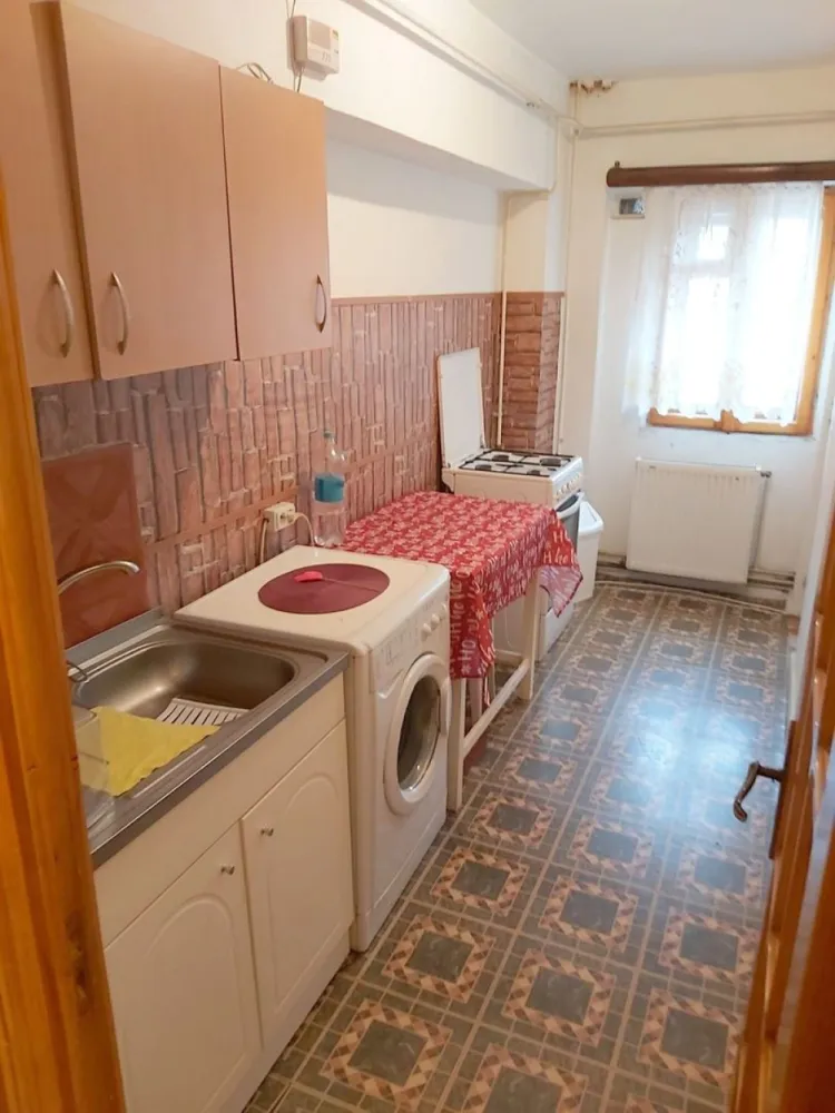 De inchiriat - garsoniera, strada Brailei (Kaufland) - mobilata, 250 euro - Se ofera spre inchiriere garsoniera situata in municipiul Focsani, pe strada Brailei, intr-o zona accesibila, mai aproape de Kaufland, la etajul 2 al unui imobil curat si bine intretinut. Garsoniera are o suprafata utila de 30 mp si este compartimentata eficient, oferind un spatiu confortabil si functional. Locuinta este complet mobilata si utilata, fiind pregatita pentru mutare imediata. Este dotata cu centrala termica proprie, asigurand un confort termic optim pe tot parcursul anului. Imobilul este ideal pentru o persoana sau un cuplu care cauta o locuinta intima, intr-o zona usor accesibila. Detalii: Etaj 2 Suprafata 30 mp Complet mobilata si utilata Centrala termica Chirie: 250 euro pe luna Garantie: 250 euro Se percepe comision de agentie Pentru informatii suplimentare si programarea unei vizionari: Ene Liliana – Consultant vanzari Telefon 0746 252 252 Agentia Mag Invest }}