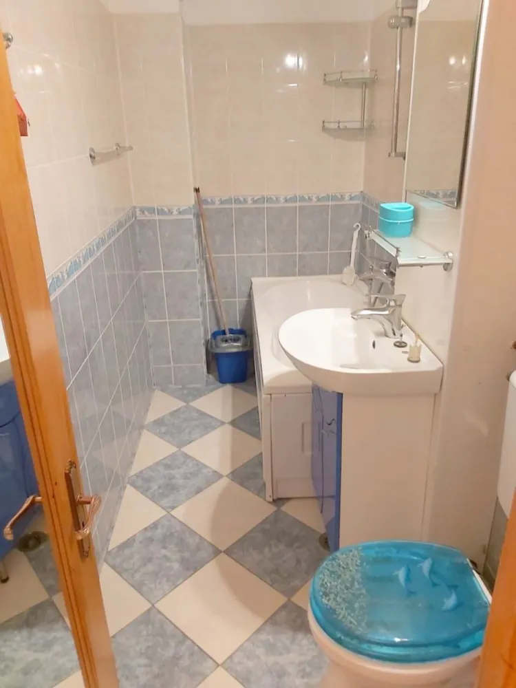 De inchiriat - garsoniera, strada Brailei (Kaufland) - mobilata, 250 euro - Se ofera spre inchiriere garsoniera situata in municipiul Focsani, pe strada Brailei, intr-o zona accesibila, mai aproape de Kaufland, la etajul 2 al unui imobil curat si bine intretinut. Garsoniera are o suprafata utila de 30 mp si este compartimentata eficient, oferind un spatiu confortabil si functional. Locuinta este complet mobilata si utilata, fiind pregatita pentru mutare imediata. Este dotata cu centrala termica proprie, asigurand un confort termic optim pe tot parcursul anului. Imobilul este ideal pentru o persoana sau un cuplu care cauta o locuinta intima, intr-o zona usor accesibila. Detalii: Etaj 2 Suprafata 30 mp Complet mobilata si utilata Centrala termica Chirie: 250 euro pe luna Garantie: 250 euro Se percepe comision de agentie Pentru informatii suplimentare si programarea unei vizionari: Ene Liliana – Consultant vanzari Telefon 0746 252 252 Agentia Mag Invest }}