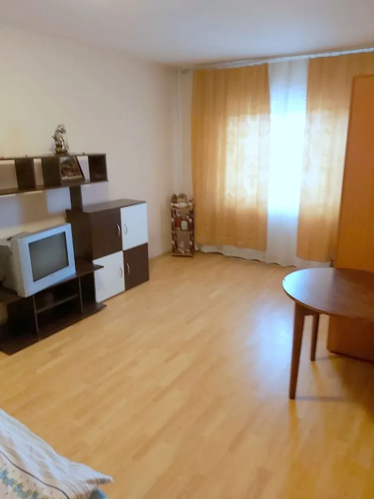 De inchiriat - garsoniera, strada Brailei (Kaufland) - mobilata, 250 euro - Se ofera spre inchiriere garsoniera situata in municipiul Focsani, pe strada Brailei, intr-o zona accesibila, mai aproape de Kaufland, la etajul 2 al unui imobil curat si bine intretinut. Garsoniera are o suprafata utila de 30 mp si este compartimentata eficient, oferind un spatiu confortabil si functional. Locuinta este complet mobilata si utilata, fiind pregatita pentru mutare imediata. Este dotata cu centrala termica proprie, asigurand un confort termic optim pe tot parcursul anului. Imobilul este ideal pentru o persoana sau un cuplu care cauta o locuinta intima, intr-o zona usor accesibila. Detalii: Etaj 2 Suprafata 30 mp Complet mobilata si utilata Centrala termica Chirie: 250 euro pe luna Garantie: 250 euro Se percepe comision de agentie Pentru informatii suplimentare si programarea unei vizionari: Ene Liliana – Consultant vanzari Telefon 0746 252 252 Agentia Mag Invest }}