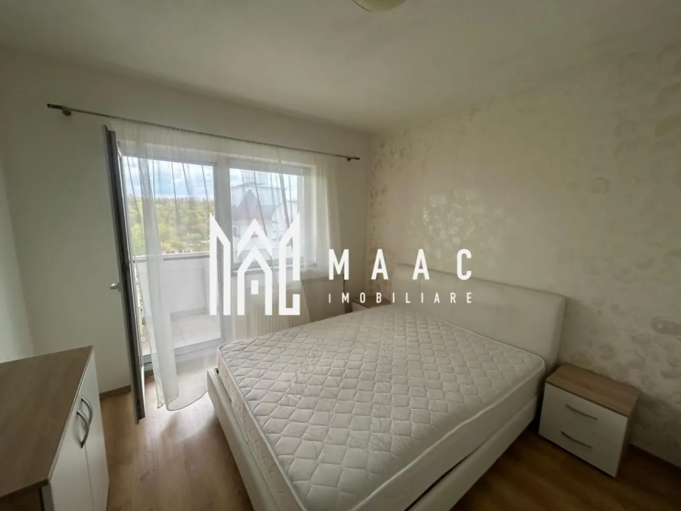 Apartament de vânzare I 3 camere I 65 MPU I 2 balcoane I pivniță I Valea Aurie - MAAC Imobiliare va propune spre vanzare un apartament un apartament modern cu 3 camere la Vila, situat într-una dintre cele mai apreciate zone rezidențiale din Sibiu – Valea Aurie, aproape de zone verzi, magazine, școli și mijloace de transport.

Suprafață utilă: 65 mp
Balcoane: 2
Pivniță: 21 mp
Etaj: 3 din 3, într-un imobil cu parter înalt

Compartimentare:
living spațios cu bucătărie open space
2 dormitoare generoase
2 băi, dintre care una dotată cu cadă
2 balcoane

Apartamentul este bine compartimentat și oferă spații luminoase și funcționale, fiind potrivit atât pentru locuit, cât și ca investiție.

Dotări:
centrală termică proprie
geamuri termopan
aer condiționat

Imobilul este bine întreținut, beneficiind de acoperiș și casă a scării recent renovate, ceea ce adaugă un plus de confort și siguranță.

Avantaje:
zonă liniștită și foarte căutată
compartimentare practică
două băi
două balcoane
pivniță generoasă de 21 mp
etaj retras, fără vecini deasupra

Apartamentul reprezintă o alegere excelentă pentru familie sau investiție.
Pentru mai multe detalii si programarea unei vizionari va rugam sa specificati ID: CP2805517.