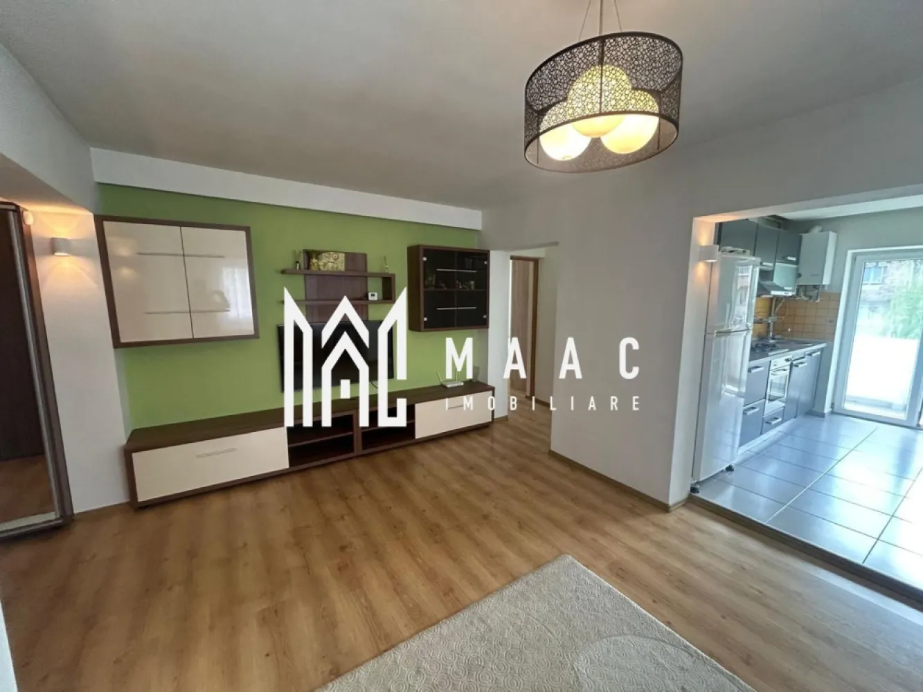 Apartament de vânzare I 3 camere I 65 MPU I 2 balcoane I pivniță I Valea Aurie - MAAC Imobiliare va propune spre vanzare un apartament un apartament modern cu 3 camere la Vila, situat într-una dintre cele mai apreciate zone rezidențiale din Sibiu – Valea Aurie, aproape de zone verzi, magazine, școli și mijloace de transport.

Suprafață utilă: 65 mp
Balcoane: 2
Pivniță: 21 mp
Etaj: 3 din 3, într-un imobil cu parter înalt

Compartimentare:
living spațios cu bucătărie open space
2 dormitoare generoase
2 băi, dintre care una dotată cu cadă
2 balcoane

Apartamentul este bine compartimentat și oferă spații luminoase și funcționale, fiind potrivit atât pentru locuit, cât și ca investiție.

Dotări:
centrală termică proprie
geamuri termopan
aer condiționat

Imobilul este bine întreținut, beneficiind de acoperiș și casă a scării recent renovate, ceea ce adaugă un plus de confort și siguranță.

Avantaje:
zonă liniștită și foarte căutată
compartimentare practică
două băi
două balcoane
pivniță generoasă de 21 mp
etaj retras, fără vecini deasupra

Apartamentul reprezintă o alegere excelentă pentru familie sau investiție.
Pentru mai multe detalii si programarea unei vizionari va rugam sa specificati ID: CP2805517.