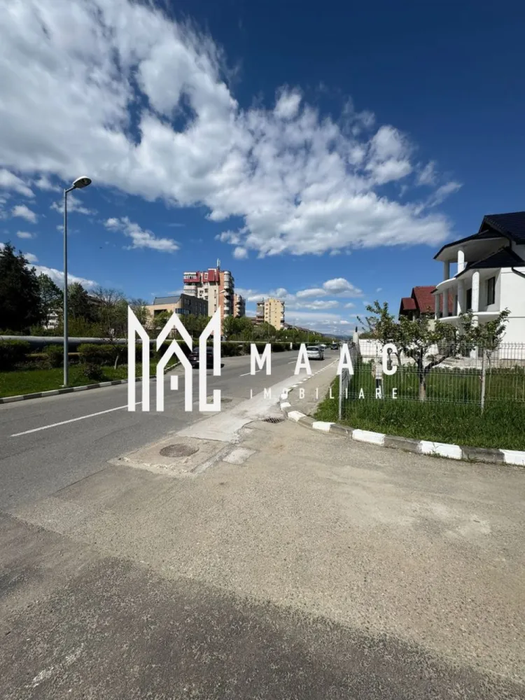 TEREN DE INCHIRIAT|750 MP |500 EURO - MAAC Imobiliare vă propune spre închiriere un teren cu suprafața de 750 mp, situat în Râmnicu Vâlcea, amplasat într-o zonă cu trafic intens, ceea ce îi conferă o vizibilitate excelentă și acces facil. Proprietatea este ideală pentru desfășurarea unor activități comerciale sau industriale, beneficiind de poziționare strategică într-o zonă dinamică, potrivită pentru dezvoltarea unei afaceri.

Terenul se pretează pentru multiple utilizări:
-service auto
-parc auto
-showroom
-depozit
-platformă comercială

Pentru mai multe detalii sau pentru a programa o vizionare, vă rugăm să menționați CP3048640 la telefon.