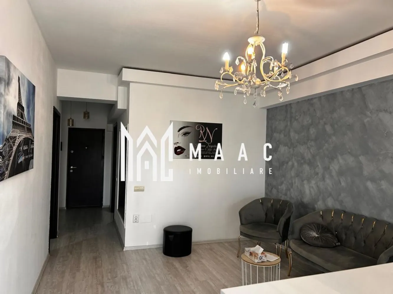 Apartament 3 camere, zona Kaufland Ostroveni - MAAC Imobiliare vă propune un apartament cu 3 camere, având o suprafață utilă de 77 mp, situat la etajul 14, remarcat prin compartimentarea eficientă și funcțională. Proprietatea dispune de un living generos cu bucătărie open-space de 30 mp, două dormitoare cu suprafețe de 13 mp și 12 mp, un dressing spațios de 7 mp și o baie de 5,50 mp, toate gândite pentru a oferi confort și utilitate optimă.

Terasa, cu o suprafață utilă de 10,50 mp, oferă o panoramă deosebită asupra întregului oraș și a râului Olt, constituind un spațiu ideal pentru relaxare. Apartamentul beneficiază de design decomandat și a fost renovat recent, ceea ce îl face pregătit pentru mutare imediată. Finisajele de înaltă calitate și lumina naturală abundentă contribuie la crearea unui ambient plăcut și echilibrat în fiecare încăpere.

Dotările includ aer condiționat de ultimă generație, asigurând confort termic pe tot parcursul anului.

Poziționarea este excelentă, cu acces facil către centre comerciale și puncte de interes precum Kaufland, Penny, Family Center, centrul orașului și stația Lukoil. Zona oferă conexiuni rapide la transportul public și numeroase opțiuni de petrecere a timpului liber, incluzând restaurante, cafenele, cinematografe și teatre.

Pentru mai multe detalii sau pentru a programa o vizionare, vă rugăm să menționați CP3048563 la telefon.