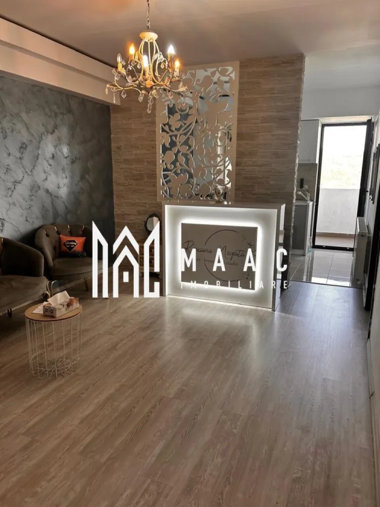 Apartament 3 camere, zona Kaufland Ostroveni - MAAC Imobiliare vă propune un apartament cu 3 camere, având o suprafață utilă de 77 mp, situat la etajul 14, remarcat prin compartimentarea eficientă și funcțională. Proprietatea dispune de un living generos cu bucătărie open-space de 30 mp, două dormitoare cu suprafețe de 13 mp și 12 mp, un dressing spațios de 7 mp și o baie de 5,50 mp, toate gândite pentru a oferi confort și utilitate optimă.

Terasa, cu o suprafață utilă de 10,50 mp, oferă o panoramă deosebită asupra întregului oraș și a râului Olt, constituind un spațiu ideal pentru relaxare. Apartamentul beneficiază de design decomandat și a fost renovat recent, ceea ce îl face pregătit pentru mutare imediată. Finisajele de înaltă calitate și lumina naturală abundentă contribuie la crearea unui ambient plăcut și echilibrat în fiecare încăpere.

Dotările includ aer condiționat de ultimă generație, asigurând confort termic pe tot parcursul anului.

Poziționarea este excelentă, cu acces facil către centre comerciale și puncte de interes precum Kaufland, Penny, Family Center, centrul orașului și stația Lukoil. Zona oferă conexiuni rapide la transportul public și numeroase opțiuni de petrecere a timpului liber, incluzând restaurante, cafenele, cinematografe și teatre.

Pentru mai multe detalii sau pentru a programa o vizionare, vă rugăm să menționați CP3048563 la telefon.