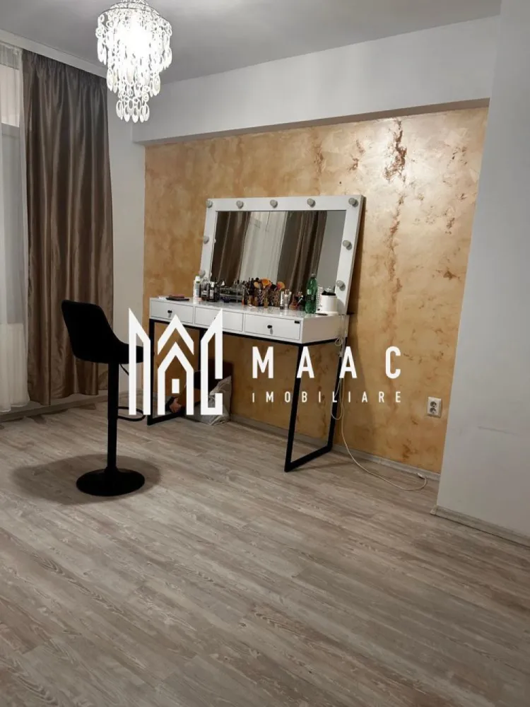 Apartament 3 camere, zona Kaufland Ostroveni - MAAC Imobiliare vă propune un apartament cu 3 camere, având o suprafață utilă de 77 mp, situat la etajul 14, remarcat prin compartimentarea eficientă și funcțională. Proprietatea dispune de un living generos cu bucătărie open-space de 30 mp, două dormitoare cu suprafețe de 13 mp și 12 mp, un dressing spațios de 7 mp și o baie de 5,50 mp, toate gândite pentru a oferi confort și utilitate optimă.

Terasa, cu o suprafață utilă de 10,50 mp, oferă o panoramă deosebită asupra întregului oraș și a râului Olt, constituind un spațiu ideal pentru relaxare. Apartamentul beneficiază de design decomandat și a fost renovat recent, ceea ce îl face pregătit pentru mutare imediată. Finisajele de înaltă calitate și lumina naturală abundentă contribuie la crearea unui ambient plăcut și echilibrat în fiecare încăpere.

Dotările includ aer condiționat de ultimă generație, asigurând confort termic pe tot parcursul anului.

Poziționarea este excelentă, cu acces facil către centre comerciale și puncte de interes precum Kaufland, Penny, Family Center, centrul orașului și stația Lukoil. Zona oferă conexiuni rapide la transportul public și numeroase opțiuni de petrecere a timpului liber, incluzând restaurante, cafenele, cinematografe și teatre.

Pentru mai multe detalii sau pentru a programa o vizionare, vă rugăm să menționați CP3048563 la telefon.