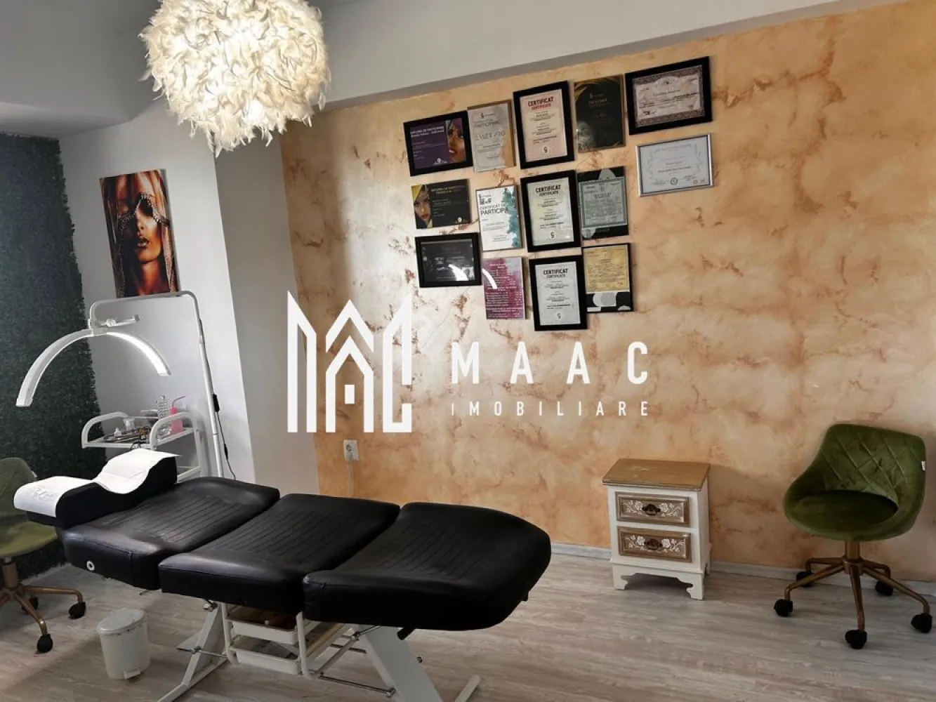 Apartament 3 camere, zona Kaufland Ostroveni - MAAC Imobiliare vă propune un apartament cu 3 camere, având o suprafață utilă de 77 mp, situat la etajul 14, remarcat prin compartimentarea eficientă și funcțională. Proprietatea dispune de un living generos cu bucătărie open-space de 30 mp, două dormitoare cu suprafețe de 13 mp și 12 mp, un dressing spațios de 7 mp și o baie de 5,50 mp, toate gândite pentru a oferi confort și utilitate optimă.

Terasa, cu o suprafață utilă de 10,50 mp, oferă o panoramă deosebită asupra întregului oraș și a râului Olt, constituind un spațiu ideal pentru relaxare. Apartamentul beneficiază de design decomandat și a fost renovat recent, ceea ce îl face pregătit pentru mutare imediată. Finisajele de înaltă calitate și lumina naturală abundentă contribuie la crearea unui ambient plăcut și echilibrat în fiecare încăpere.

Dotările includ aer condiționat de ultimă generație, asigurând confort termic pe tot parcursul anului.

Poziționarea este excelentă, cu acces facil către centre comerciale și puncte de interes precum Kaufland, Penny, Family Center, centrul orașului și stația Lukoil. Zona oferă conexiuni rapide la transportul public și numeroase opțiuni de petrecere a timpului liber, incluzând restaurante, cafenele, cinematografe și teatre.

Pentru mai multe detalii sau pentru a programa o vizionare, vă rugăm să menționați CP3048563 la telefon.