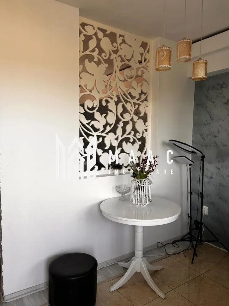 Apartament 3 camere, zona Kaufland Ostroveni - MAAC Imobiliare vă propune un apartament cu 3 camere, având o suprafață utilă de 77 mp, situat la etajul 14, remarcat prin compartimentarea eficientă și funcțională. Proprietatea dispune de un living generos cu bucătărie open-space de 30 mp, două dormitoare cu suprafețe de 13 mp și 12 mp, un dressing spațios de 7 mp și o baie de 5,50 mp, toate gândite pentru a oferi confort și utilitate optimă.

Terasa, cu o suprafață utilă de 10,50 mp, oferă o panoramă deosebită asupra întregului oraș și a râului Olt, constituind un spațiu ideal pentru relaxare. Apartamentul beneficiază de design decomandat și a fost renovat recent, ceea ce îl face pregătit pentru mutare imediată. Finisajele de înaltă calitate și lumina naturală abundentă contribuie la crearea unui ambient plăcut și echilibrat în fiecare încăpere.

Dotările includ aer condiționat de ultimă generație, asigurând confort termic pe tot parcursul anului.

Poziționarea este excelentă, cu acces facil către centre comerciale și puncte de interes precum Kaufland, Penny, Family Center, centrul orașului și stația Lukoil. Zona oferă conexiuni rapide la transportul public și numeroase opțiuni de petrecere a timpului liber, incluzând restaurante, cafenele, cinematografe și teatre.

Pentru mai multe detalii sau pentru a programa o vizionare, vă rugăm să menționați CP3048563 la telefon.