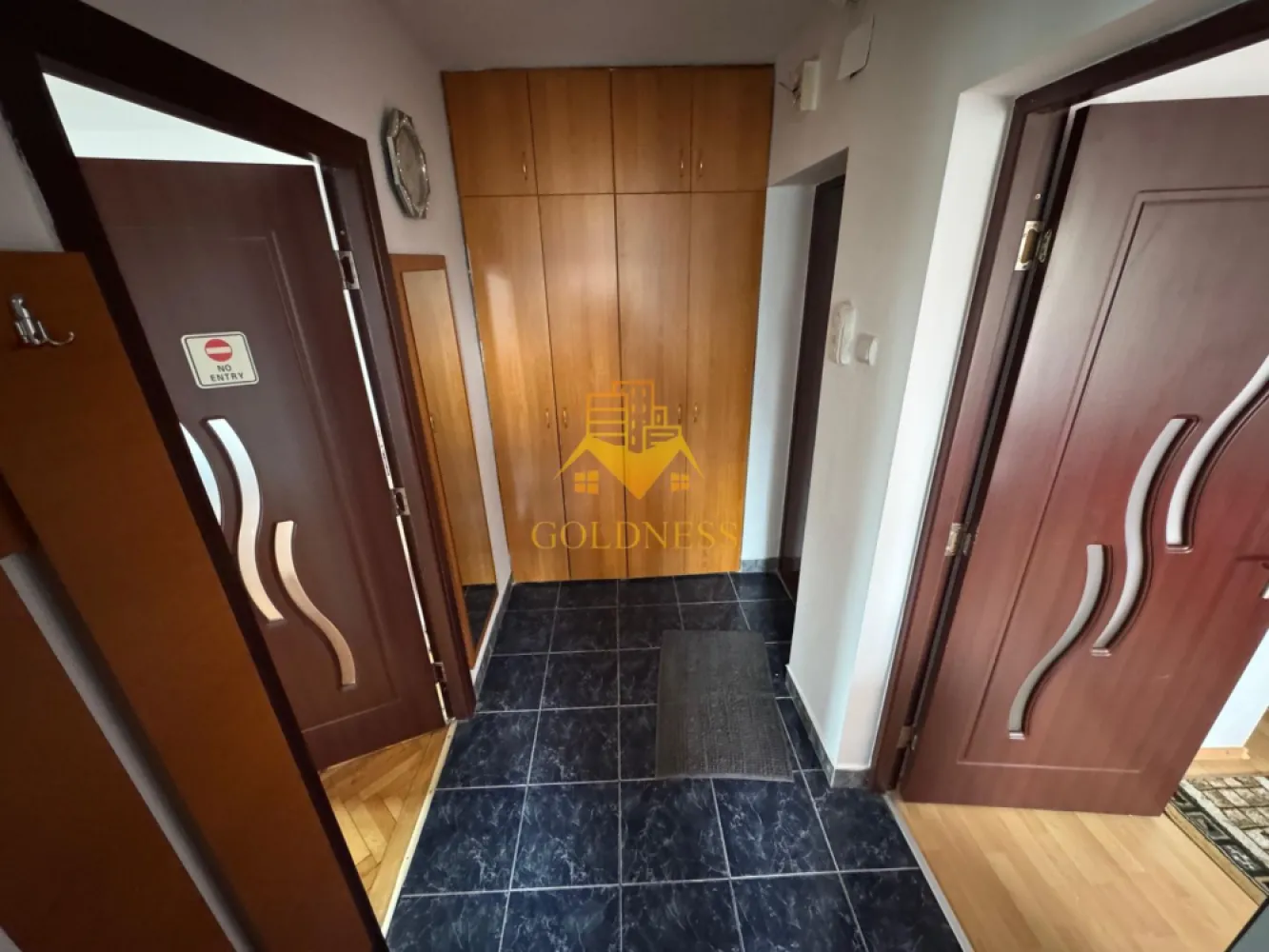3 camere, semi, 4/4, balcon, Gheorgheni Zona Titulescu, Interservisan - GOLDNESS Imobiliare vă propune spre vanzare un apartament spațios cu 3 camere, complet mobilat și utilat, situat la etajul 4 al unui imobil cu 4 niveluri, în cartierul Gheorgheni, pe strada Bușteni – una dintre cele mai căutate zone pentru confort și accesibilitate. 📍 Localizare excelentă Apartamentul beneficiază de o poziție foarte bună, fiind situat în imediata apropiere a stațiilor de transport în comun, magazinelor, restaurantelor, spațiilor verzi, farmaciilor și altor puncte de interes. Există posibilitate de parcare în zonă, un avantaj important pentru cei care dețin autoturism. 🏠 Compartimentare și descriere interioară: • 2 dormitoare mobilate clasic, fiecare cu pat și spații de depozitare • living generos, dotat cu canapea, zonă de luat masa și mobilier pentru depozitare • bucătărie complet utilată, integrată în zona de zi • baie spațioasă cu cadă, calorifer port-prosop și dulap pentru depozitare • balcon de 6 mp, ideal pentru relaxare 🔌 Dotări și facilități: Apartamentul este echipat cu toate electrocasnicele necesare pentru un trai confortabil: frigider, aragaz, hotă, mașină de spălat haine, mobilier complet și finisaje bine întreținute. Imobilul oferă un ambient plăcut și liniștit, potrivit atât pentru cupluri, cât și pentru familii. 📞 Vizionări și informații suplimentare: Dacă sunteți interesați de acest apartament sau doriți să descoperiți și alte oferte disponibile, nu ezitați să ne contactați telefonic sau prin e-mail. Echipa GOLDNESS Imobiliare vă stă cu drag la dispoziție pentru detalii și programarea unei vizionări. 💼 Comision: Pentru intermediere se percepe un comision de 2% din preț. }}