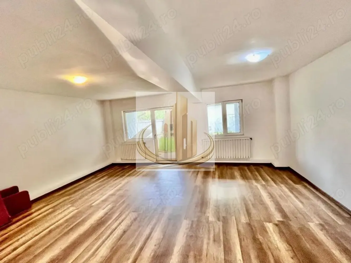 De Vanzare Duplex zona Lipovei 168mp 239000 Euro - Grand Mobilis Imobiliare propune spre vânzare jumătate de duplex spațios în Timișoara, zona Lipovei Preț: 239.000 € 📍 Zonă excelentă, la doar 5 minute de Iulius Town Detalii proprietate: Suprafață utilă: 168 mp Teren: 140 mp Regim de înălțime: P+E+M An construcție: 2001 Construcție din cărămidă, acoperiș din țiglă Front stradal: 6,5 m Compartimentare: 4 dormitoare Living generos Bucătărie cu loc de luat masa 3 băi (câte una pe fiecare nivel) 4 balcoane + terasă Utilități: ✔ Apă ✔ Gaz ✔ Canalizare ✔ Curent Avantaje: Zonă foarte bine dezvoltată, cu acces rapid la: școli și grădinițe farmacii și magazine parcuri și piețe transport public Ideal pentru: locuință de familie sediu firmă cabinet medical / salon birouri }}